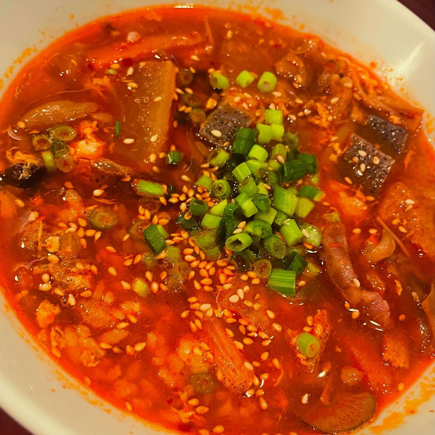 リクエストあり
明日からカルビクッパの素🌶🌶
販売致します

暑くなって、意外にも️
冷凍カルビクッパの素が良く出ております

夏バテ防止に、超具沢山カルビスープ
(ほぼ具🤣)
食べてバランス良く栄養補給してください

自家製キムチペーストも沢山使って美味辛の具沢山スープになります

1パック 約1キロ入  税込1000円