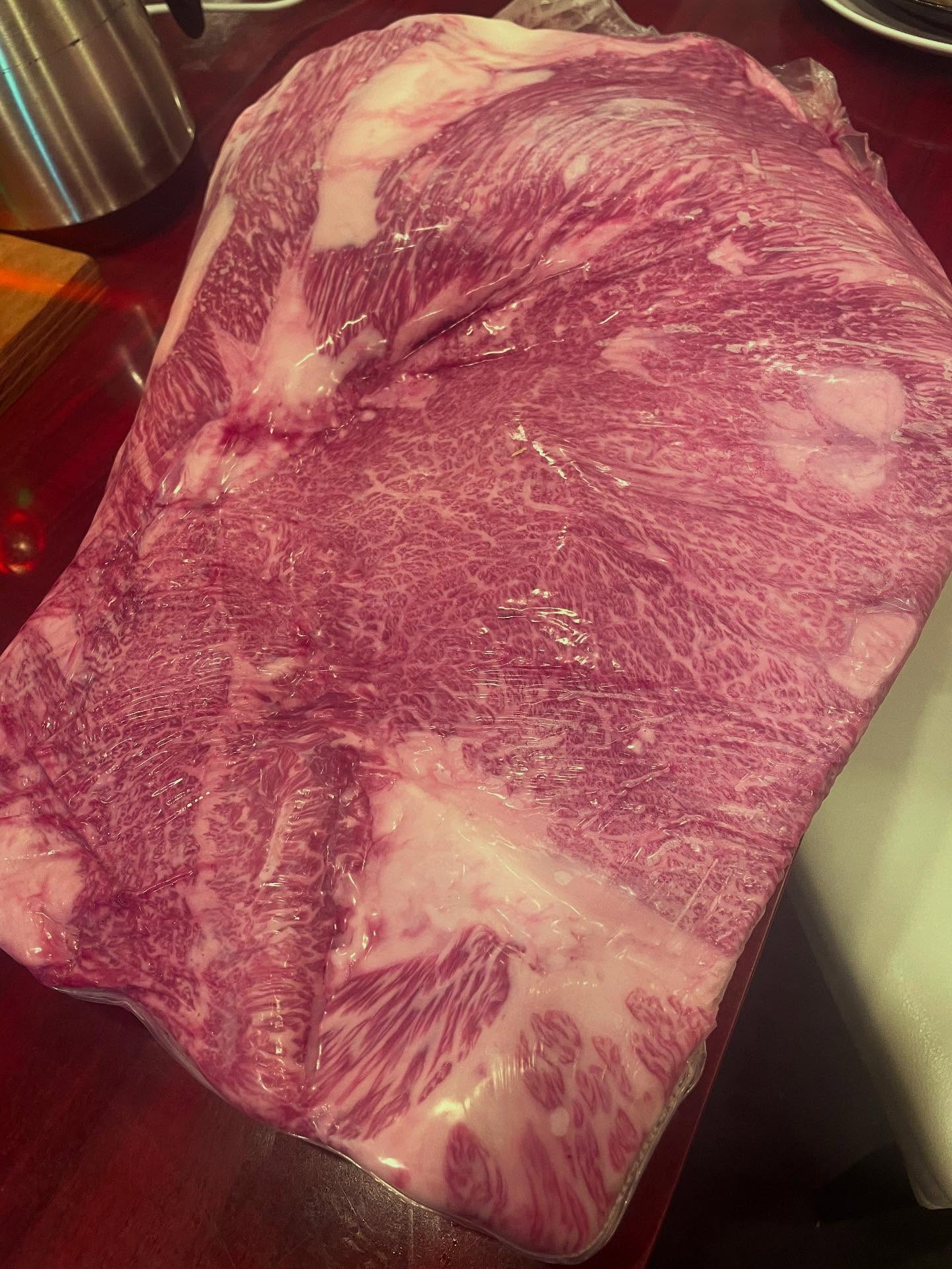 良きザブトン入荷してます

是非食べにいらしてください

タイミング合ったので、ザブトン好きなお客様に実物見て頂きました