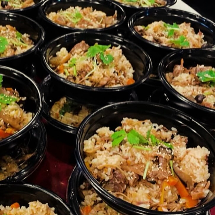 明日 金曜日は
焼肉屋さんの炊き込みご飯の日です

11種類の具沢山

並盛 700円
特盛 1000円

カルビクッパの素🌶🌶も合わせてご利用ください