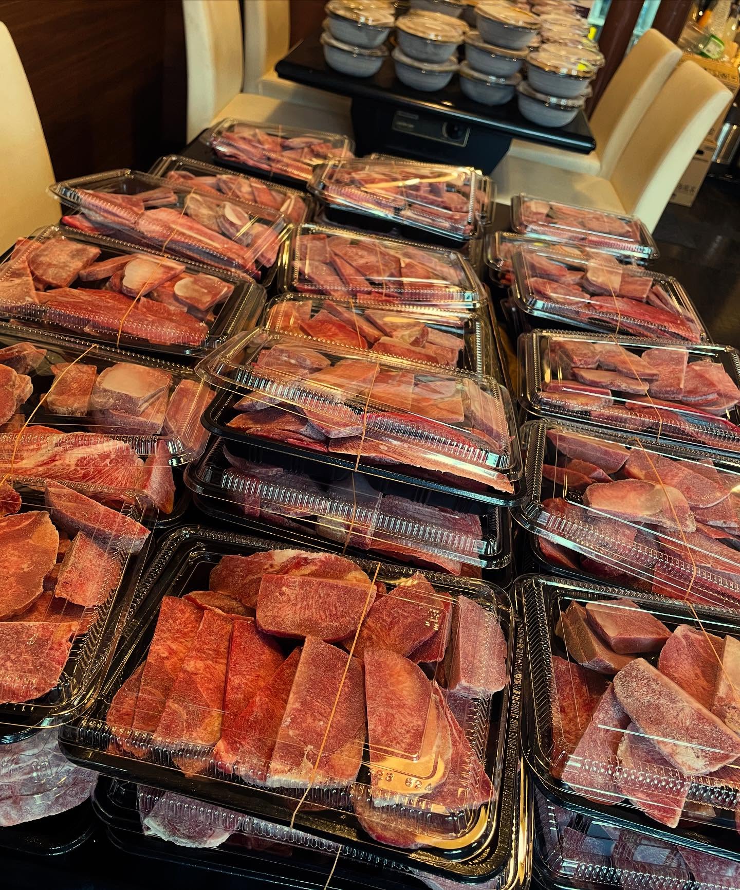 8月のタン祭りは
8/25(月) 26(火)に行います
今日より事前予約可能です
今回 牛タン中落ち40パック
300~400g
通常約3000円→1000円
おかず系は約1キロ入り
タンシチュー10パック
通常1944円→1000円
大人気!
牛タンミンチのキーマカレー 10パック
スパイスたっぷり
牛タン 豚トロ 牛肉などの自家製で粗く挽いたミンチ
野菜たっぷり ホールトマトを加え
無加水の旨味たっぷりのキーマカレーです
通常1620円→1000円
各税込1000円にてご用意致します
単品注文も可能です
牛タンのみのご注文もお待ちしております
お渡しは14時~
お会計は現金のみとなりますので
よろしくお願いします。