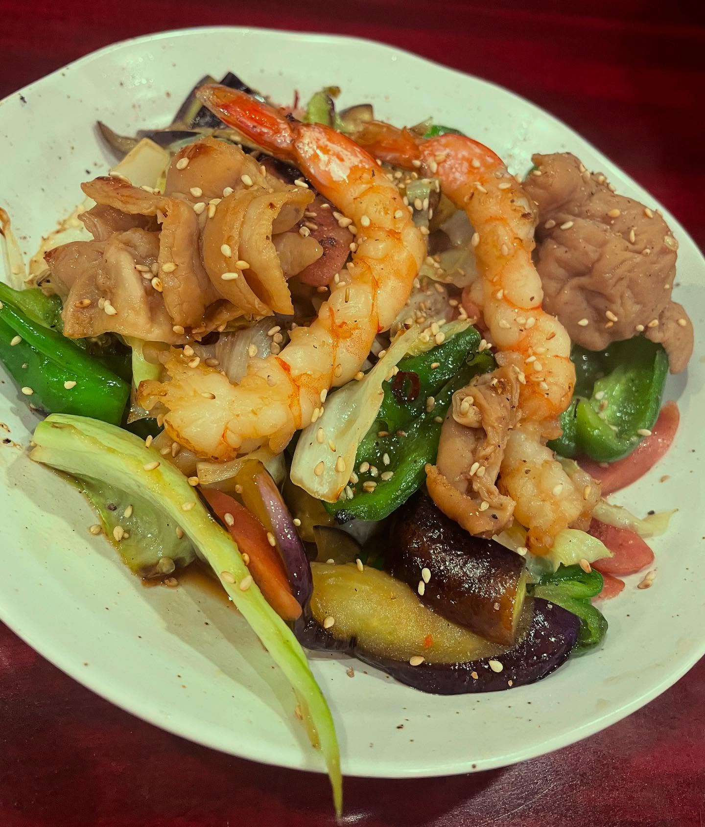 先日ストーリーで上げた賄い
夏は野菜も多く
まるさん炒めたりサッと煮るのが好きです
余った 塩もつ煮込み 割れたソーセージ ちょっとずつ余った不揃い野菜達を入れて
塩胡椒で炒めてから、塩もつのスープごと炒め煮したものです
塩もつ煮込みには野菜入れてないので、お好みの野菜やこんにゃく豆腐などと合わせて
炒め物や鍋風にしても
美味しく頂けます
是非お試しください