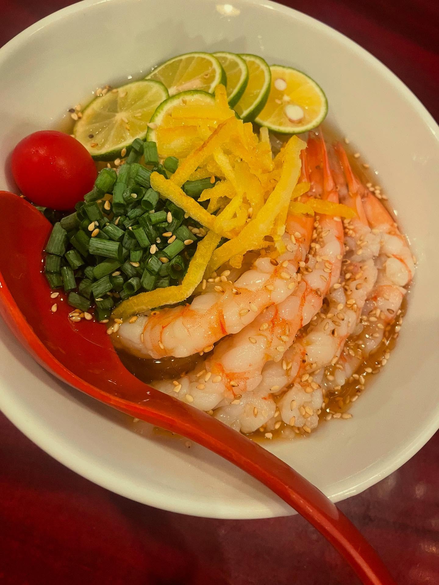 スダチ冷麺海老トッピング🦐

昨日は、凄ーく食べる女子と
すごーく食べさせてくれる紳士の
知り合いが来てくださり

たっぷり海老🦐食べてってくれました🤣

久しぶりに話出来たのと、いい食べっぷり見てたら🥹
元気出ました

椿苑は、食べたいように
味付けやアレンジ トッピング
リクエストにも対応致しますので

ご希望ありましたらお伝え下さい

はい！太田の名語録

テメーの飯はテメーで管理運営です🤣