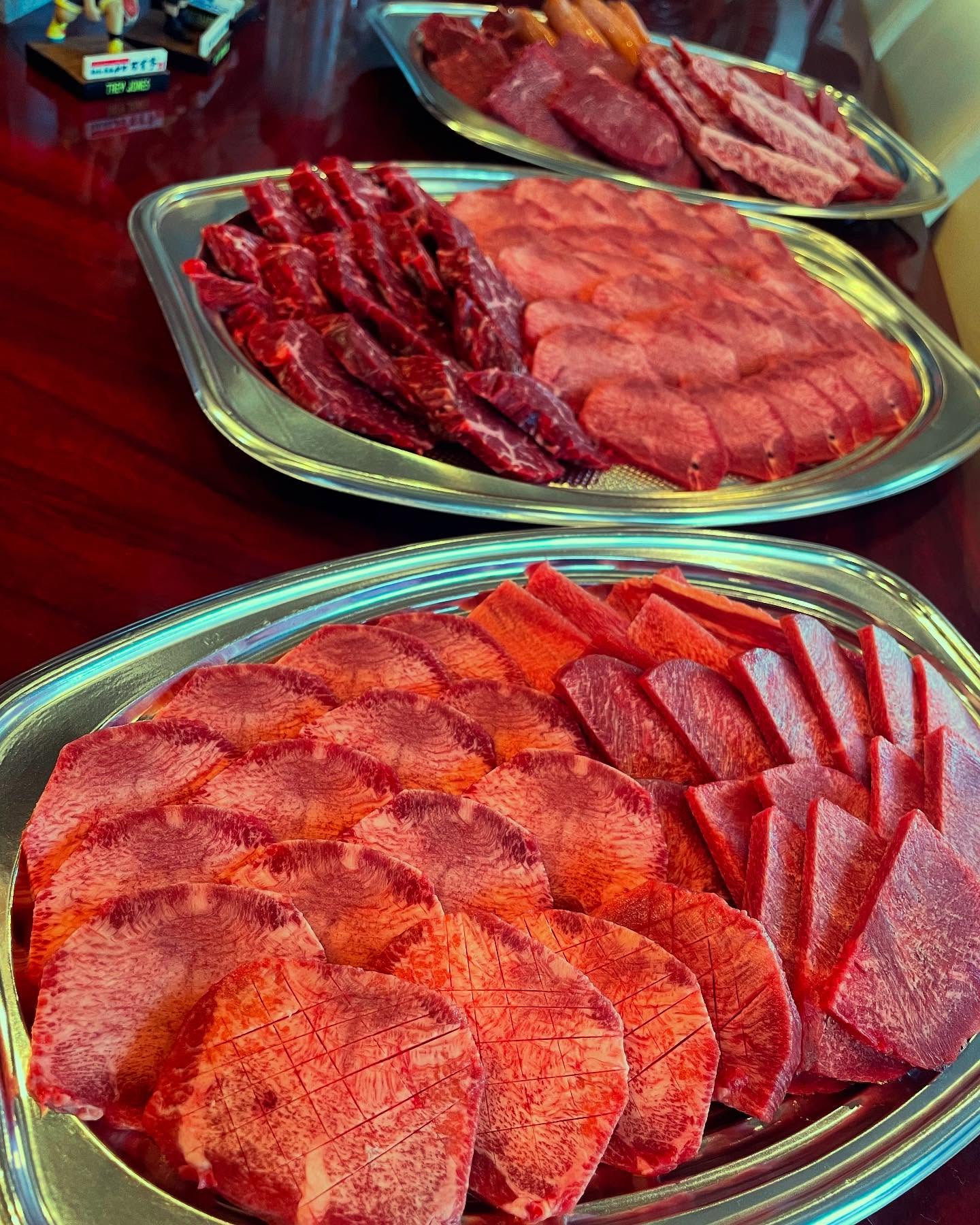 お盆連休スタート
テイクアウト焼肉のご注文も増えて来ました
お盆期間中14㈭も営業になります
今日から17(日)まで結構予約入って来ています( ᵕᴗᵕ )
13(水)のみ予約少なめとなっています
久しぶりに会う仲間や家族と
ワイワイ楽しくお肉食べて盛り上がりましょう(〃^∇^)ノ♪
ご来店前に、確認よろしくお願いします。