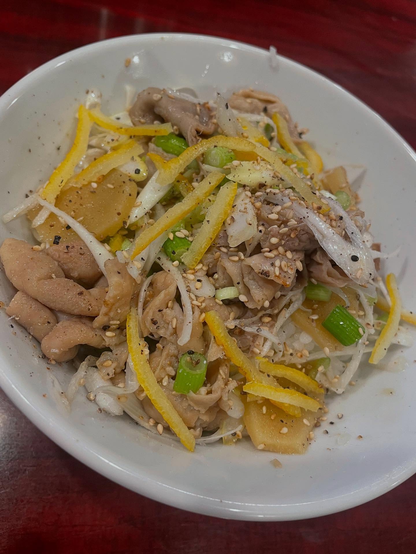 葱塩もつ丼

塩もつ煮込みのアレンジメニュー

葱と温めたもつ煮をボールで和えて乗せるだけ

ブラックペッパー ごま油 味の素少々
加えて混ぜれば🥰

生姜 柚子などはお好みで

今日塩もつ煮込み仕込みますので、是非お試しください