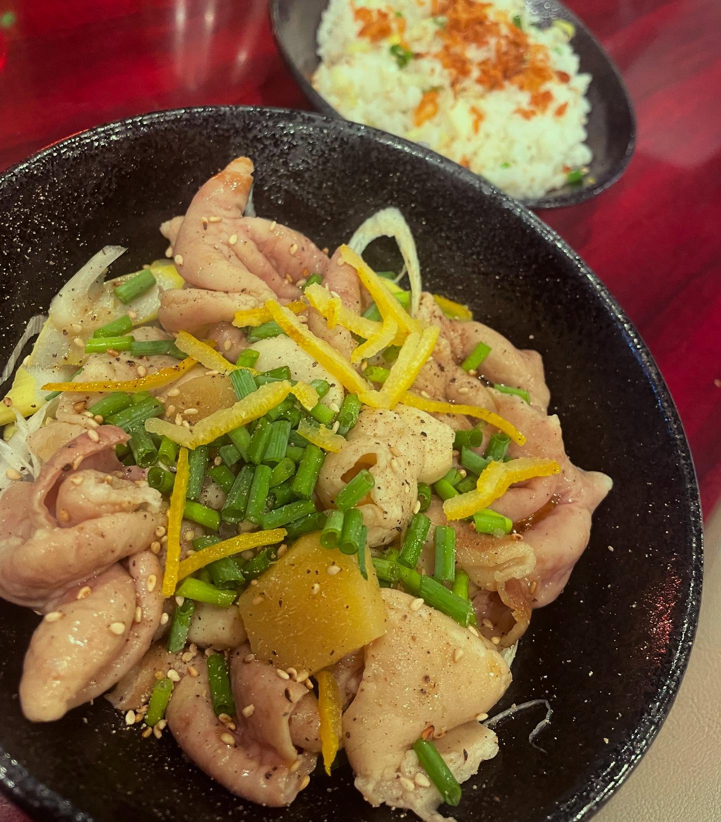 葱塩もつ丼と葱ライス

好きな人はハマるネギライス
塩もつ煮込みにさらに味付けしたねぎ塩もつ丼

焼肉と合わせるには良いご飯物です

ぜひお試しください