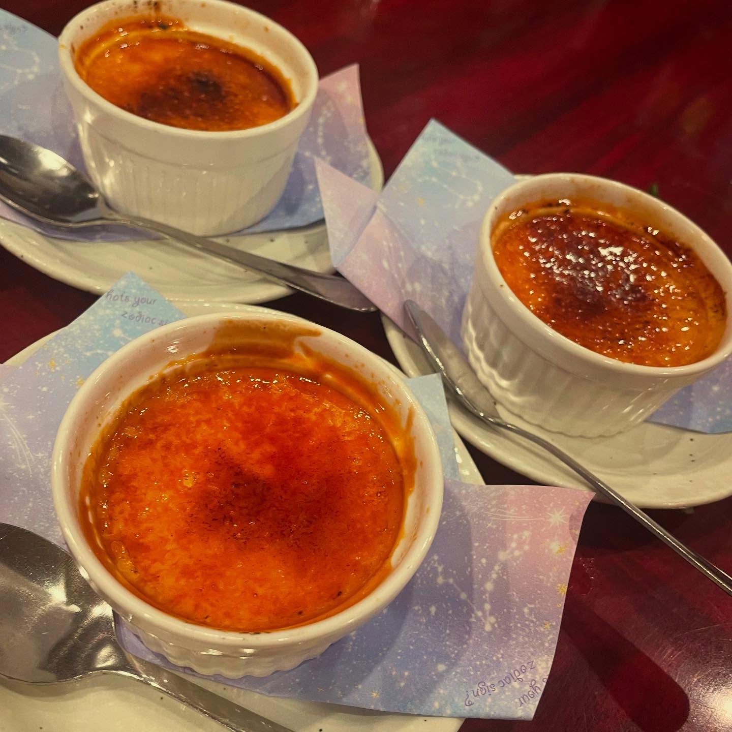 隠れた人気メニュー🥰

クレームブリュレ

女子にはもちろん男子も甘党結構いるので
来店時に取り置き頼まれる事も増えて来ました

生クリームのみを使用した濃厚クレームブリュレです🥹
〆にはぜひ召し上がってみてください

今週末は、
本日満席
土日 空席あり

来店前に確認よろしくお願いします。