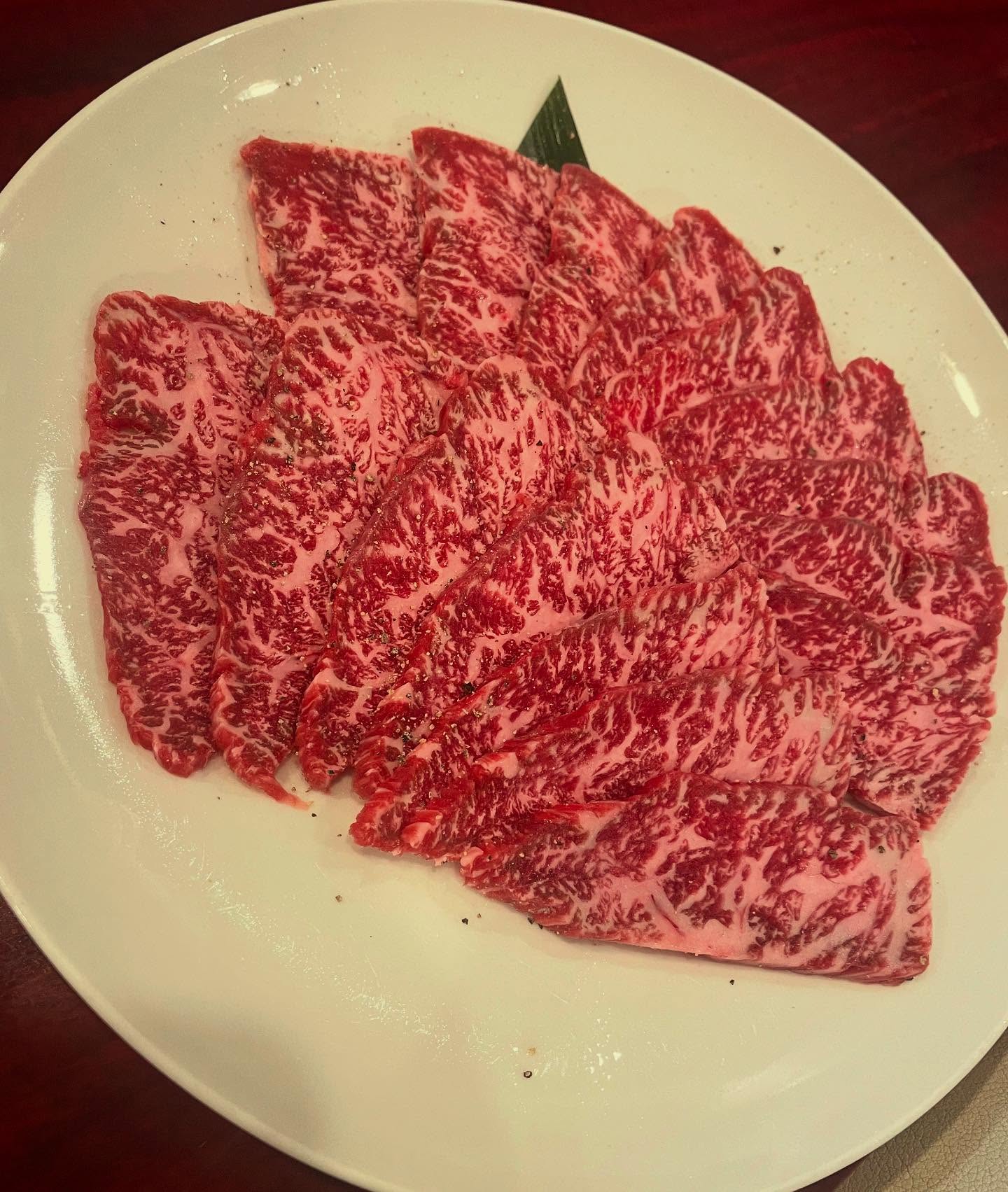 ザブトン最近人気です

まるさんが一番好きな部位ザブトン🥹

中々置いてる焼肉屋さん少ないです

お肉には色々個性があり美味さの感覚が違うので

噛み締めて美味い🥰 ジューシーで美味い🤤 柔らかくて美味いなど

人それぞれ推しがあると思います

自分好みの推し見つけてください