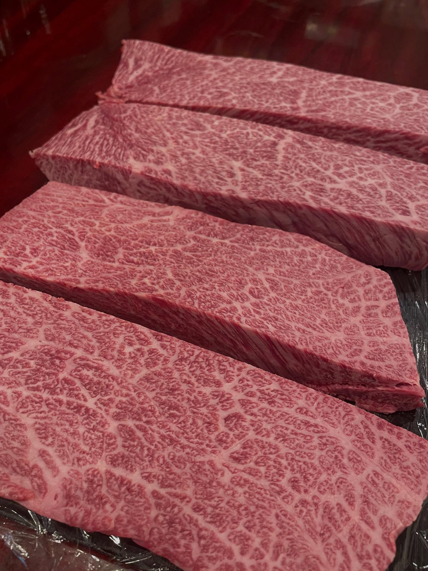 ザブトン良きよー🥹

人気のザブトン🥰
握り TKG 薄焼きを黄身醤油で🤤

椿苑でまるさんイチオシのお肉です

是非お召し上がりください

日月火

今日より明日の方が混んでます️

本日はまだお席余裕ありますので
美味しいお肉食べにいらしてください