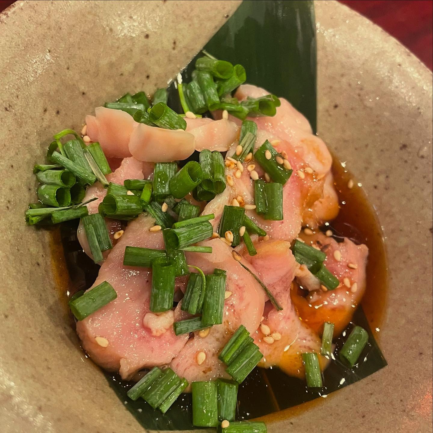 意外と女子人気高いメニュー

子宮ポン酢

焼きも試しましたが、牛の子宮はゴリゴリ感出ちゃうので

しっかりボイルして️

さっぱりポン酢でおつまみに

クセが無く、程よい食感

酒の肴にサイコーです🥰

是非お試しください

 焼肉
焼肉