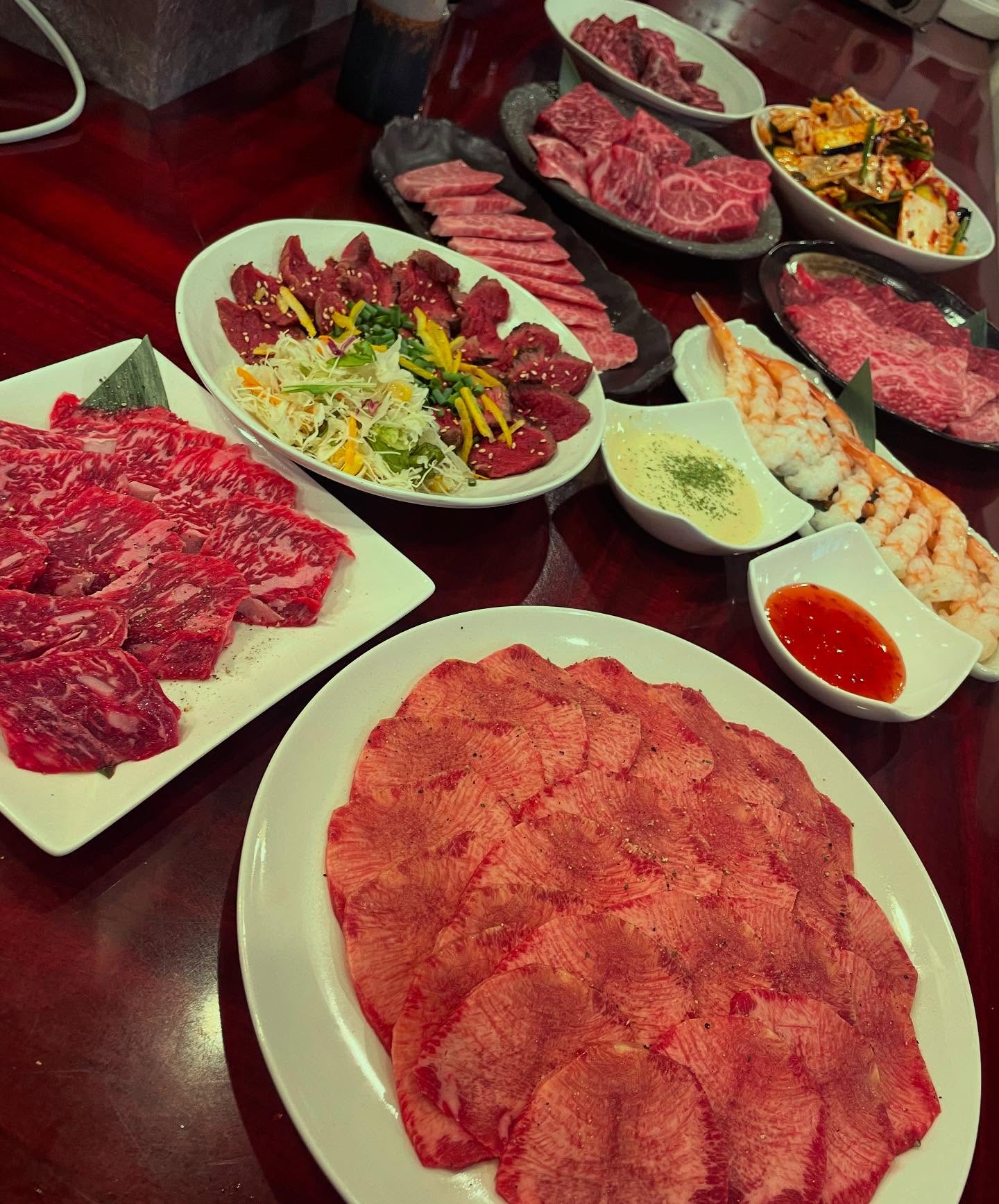 昨日は、おまかせコース予約あり
定休日ですが、貸切営業しました

肉好きなお客様に会社の接待で沢山食べて頂きました

適度にわがままや食べたいもの言ってもらい
段々量や構成決まって来ました

コース料理 飲み放題付きなど
ご希望ありましたら、お気軽にご相談ください