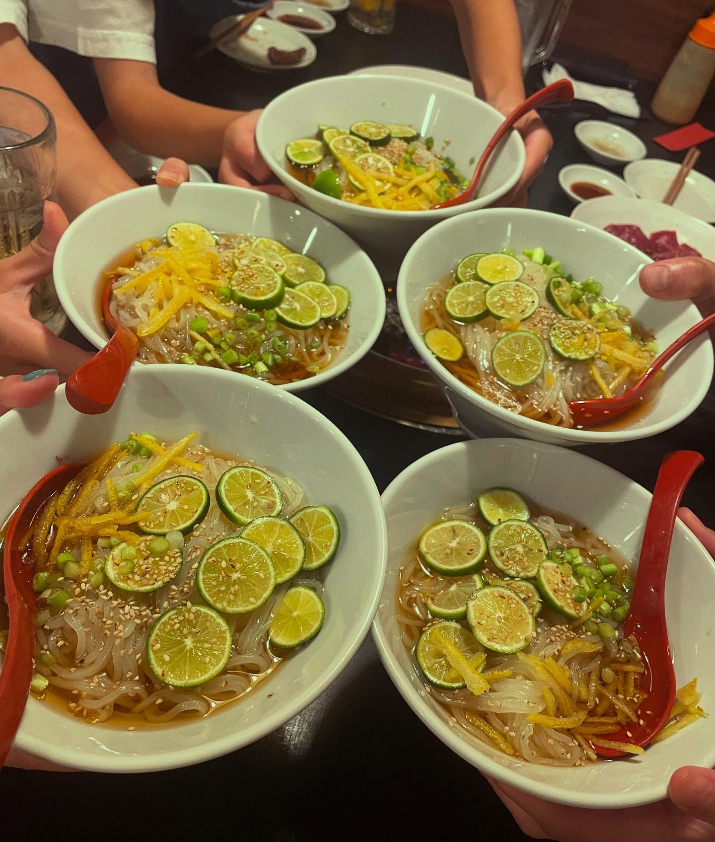 暑い日はカンパーイどん

柚子すだち冷麺目当てのファミリーご来店🥰

全員同じお料理をご注文頂くと

まるさん嬉しくなりニヤケちゃいます

まるさん特製 だしの効いたスープま完飲🥹

とても嬉しかったです

柚子すだち冷麺是非お試しください