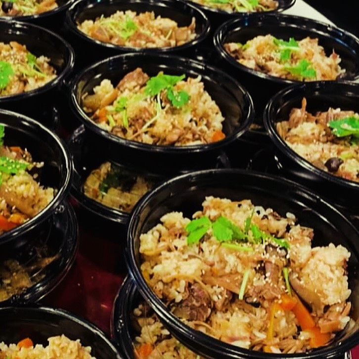 明日金曜日は、焼肉屋さんの炊き込みご飯

11種類の具だくさん🥰

並盛 (400ｇ以上) 700円
特盛(700ｇ以上) 1000円

今回は、黒毛和牛たっぷり入ってます

是非ご利用ください