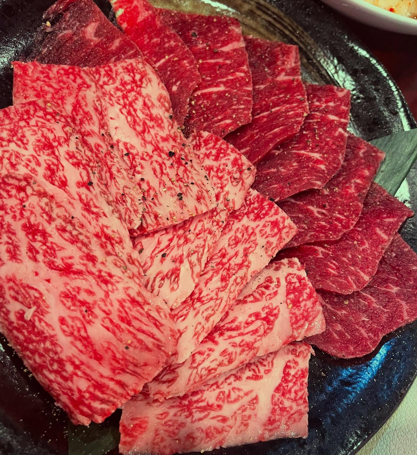 ロースとザブトン食べ比べ

赤身の旨味の違いを食べ比べて頂きました

どちらも良さがあり、さっぱりか味わいか
お好みのお肉見つけてください

本日満席
日月空きあります

来店前に確認よろしくお願いします。

 焼肉
焼肉