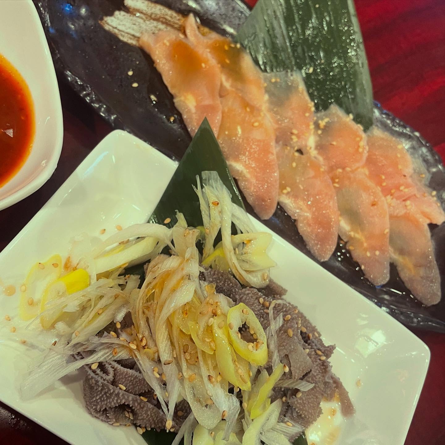 ミノとセンマイ刺し🥹

酒のアテに人気なメニュー

ミノは薄切りをサッと焼くVer.🥰

ピンク色が白くなれば(๑•ㅂ•) ok❢
コリコリな貝みたいに食べれます
味付けはお好みで塩ダレ ポン酢 醤油
好きに食うべし

センマイはジャキジャキした食感を特性チョジャンで

どちらも酒の肴にサイコーです🥰

本日空席あります

ご来店お待ちしております