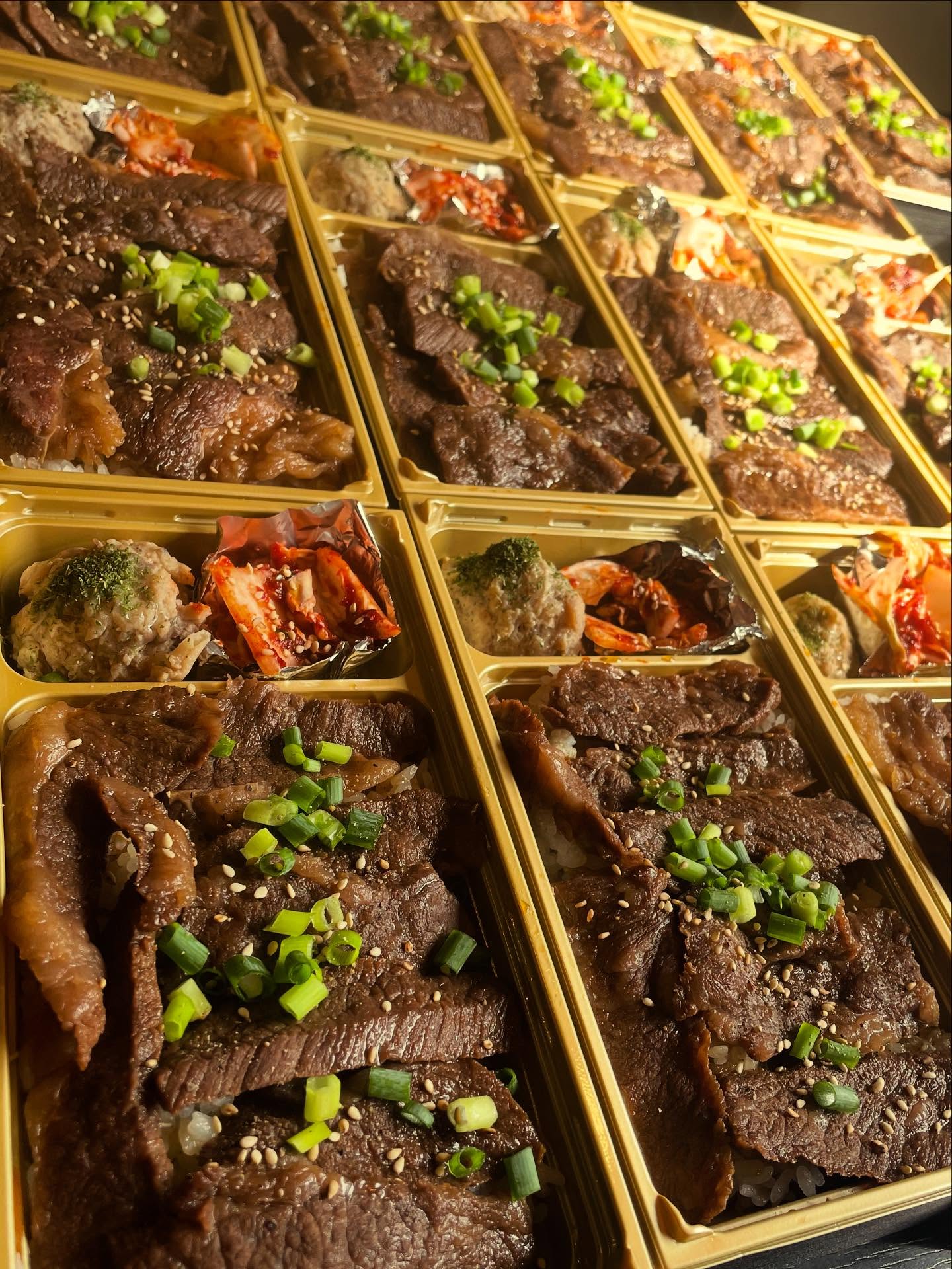 今日から弁当ラッシュ=͟͟͞͞ ( ˙꒳​˙)

3日で100個over️

なぜ急に
明日も朝から頑張ります(๑•̀ㅂ•́)و✧

昼間のみ出前も対応致します
(15000円以上〜)