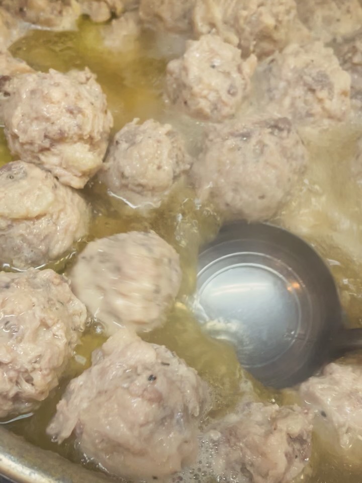 牛タンつくね出来たてです

かぶりつく肉玉と濃厚鶏出汁が美味い
椿苑のオリジナルメニューです

不揃いな粗挽きミンチで作る肉玉は、色々食感と味の変化を楽しめるメニューです

是非お召し上がりください