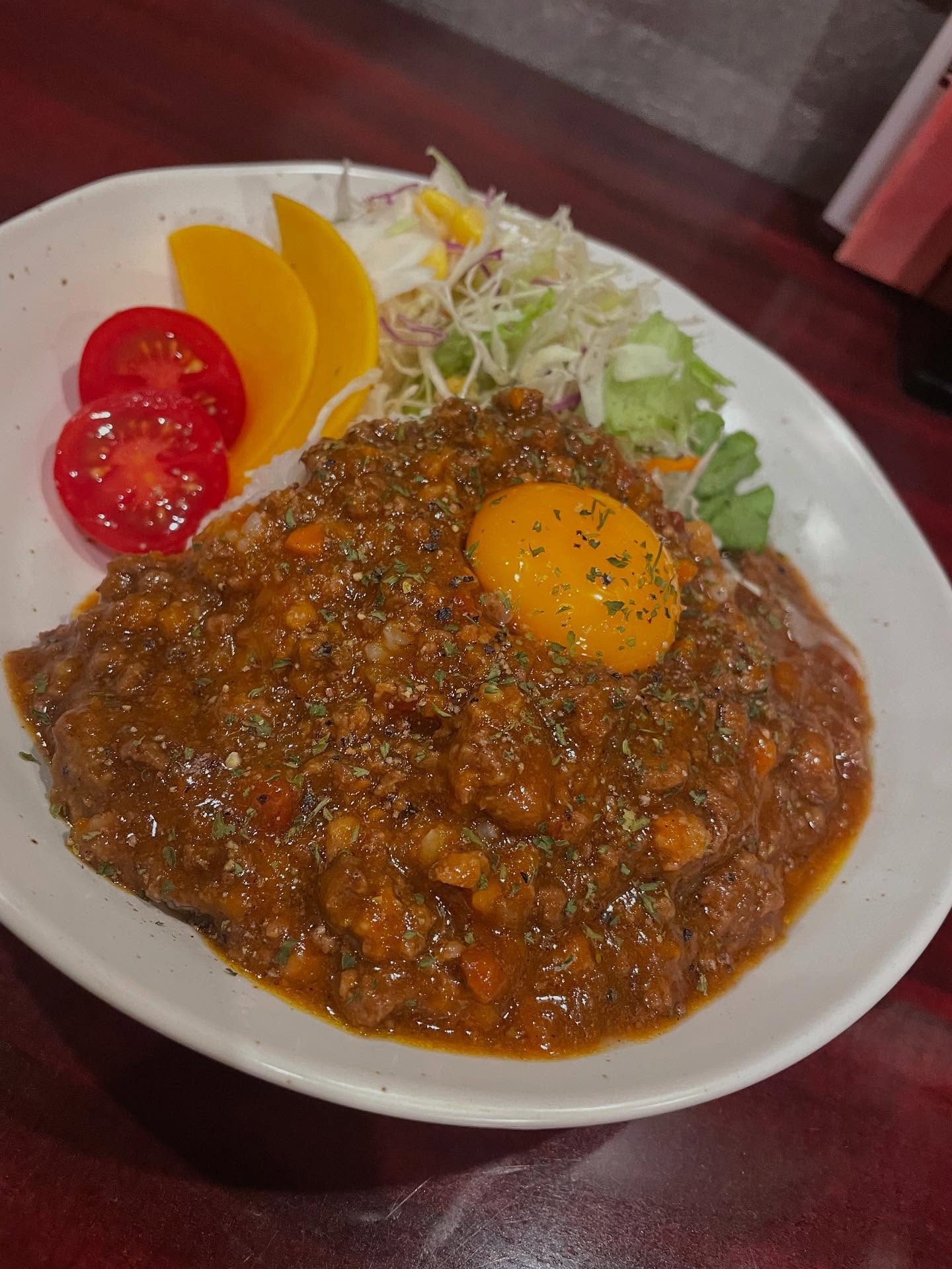 牛タンミンチのキーマカレー

牛タン 黒毛和牛中落ち 豚トロ 豚バラ カシラ

を自家製荒ミンチにして作るキーマカレー

野菜の水分と肉汁だけで作る
スパイスもたっぷり入った無水美味ミートソースカレーです🥰

リピーター様の非常に多いテイクアウトメニューになります

是非食べてみて欲しいです

ご飯にパンにパスタ
なんでも合います🥰