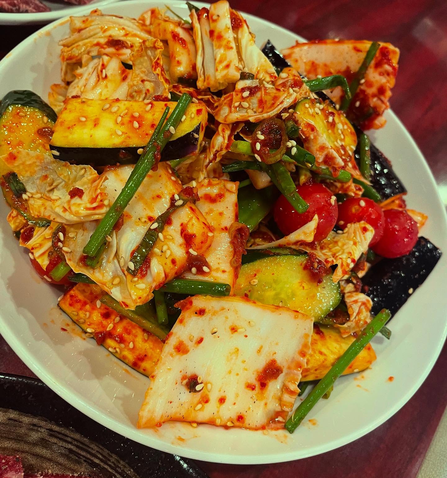 生野菜キムチ盛り合わせ

椿苑の名物料理

リピート率の非常に高いメニューです

自家製キムチペーストで和えるだけの
生野菜の甘さも感じるキムチ超浅漬け🌶

山盛りで出しますが、だいたいペロッと食べてくれます🥹

お酒のアテ♡
焼肉の間にサッパリと

是非お試しください

 焼肉
焼肉