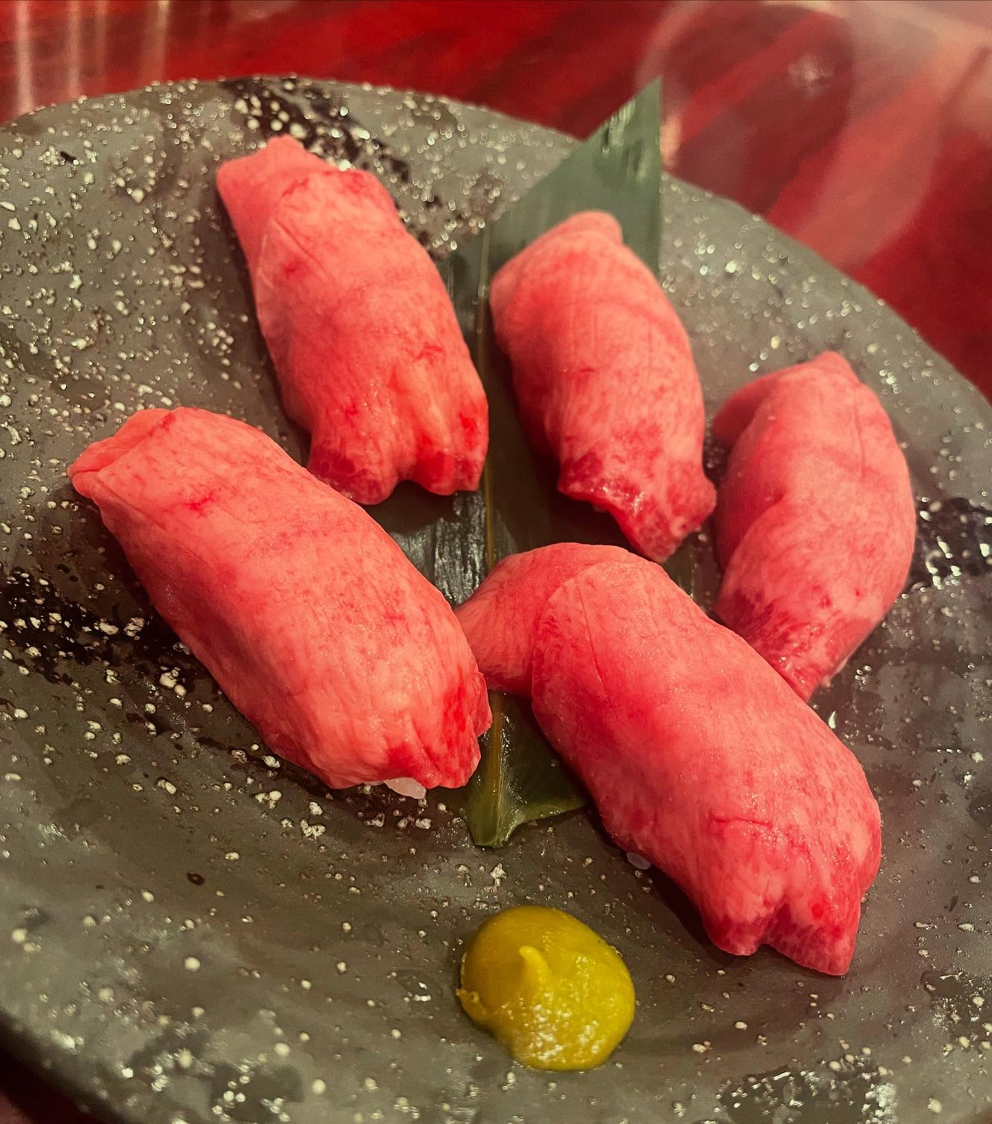 芯タン握り炙り🥹

タン好きの為に隠れメニューでやっています
ザブトロ握りと合わせてご利用ください

明日からシルバウィーク①

やっと暑さも和らいで来ましたね
連休中は空きあります

本日満席となります

ご来店前に確認よろしくお願いします。

 焼肉
焼肉