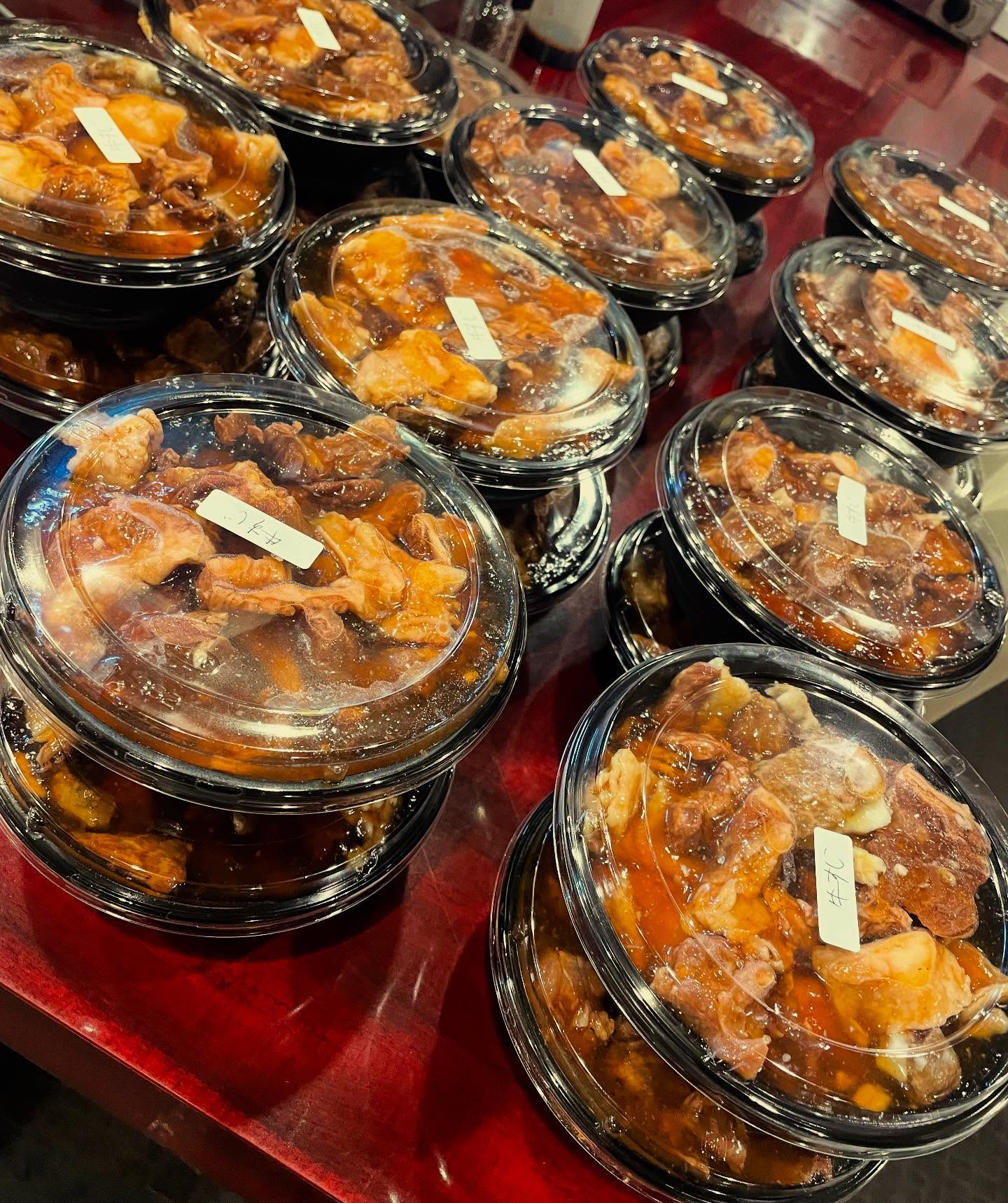 大人気🥰牛すじ煮込みチャージ完了

甘しょっぱい醤油煮込み

酒の肴 ご飯のお供に

是非ご利用ください

きのこたっぷりの
牛肉と秋野菜のうま煮🥰
も金曜日まで販売中