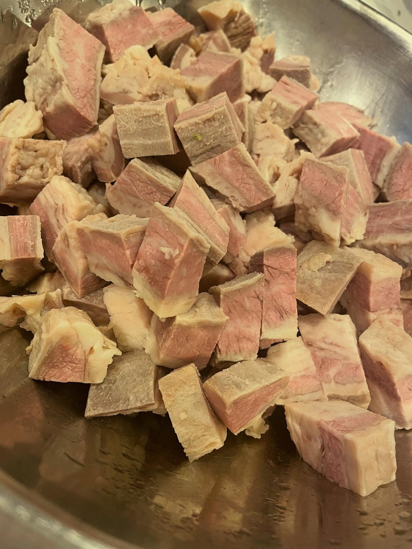 復刻️昔の牛すじ煮込み🥹

椿苑の人気メニュー
牛すじ煮込み
今は！甘しょっぱい系のご飯が進む味付けです

昔は、甘くない塩ベースの濃いビーフコンソメ的な味付けでした

これからおでんや大根などの煮物料理や葉野菜と煮込んで鍋風にしても美味しいです🥰

味が濃いので、鍋の素として使って頂くと！
なんと手抜きもできちゃうすげーやつです🤣

昔牛すじファンだった方
是非

限定20パックとなります！

1パック1000円

タン祭りまで取り置きも可能です