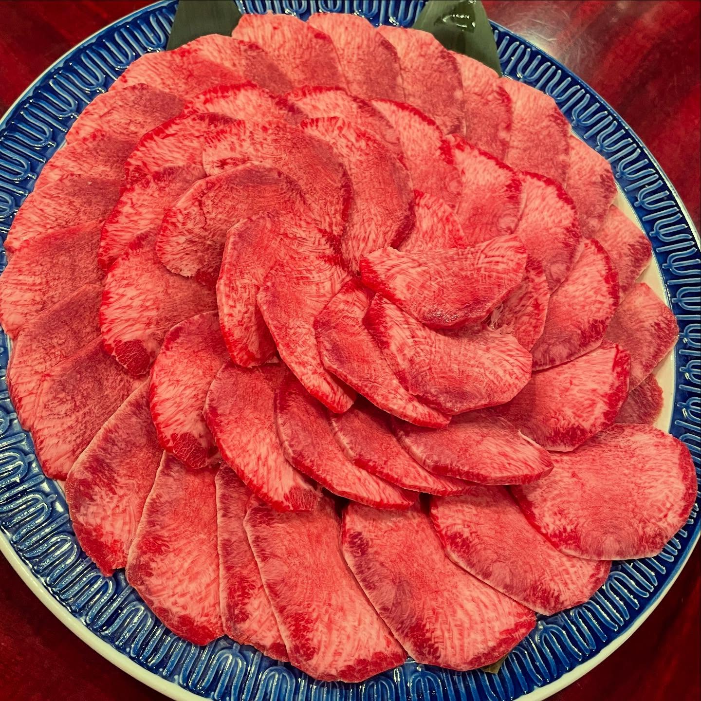 芯タンしゃぶしゃぶ🥰

出汁でしゃぶしゃぶして
更に 美味出汁かポン酢で食べる

牛タン好きには堪らないメニューです

最近増えて来ました
来月からは、蟹🦀しゃぶもご予約承ります