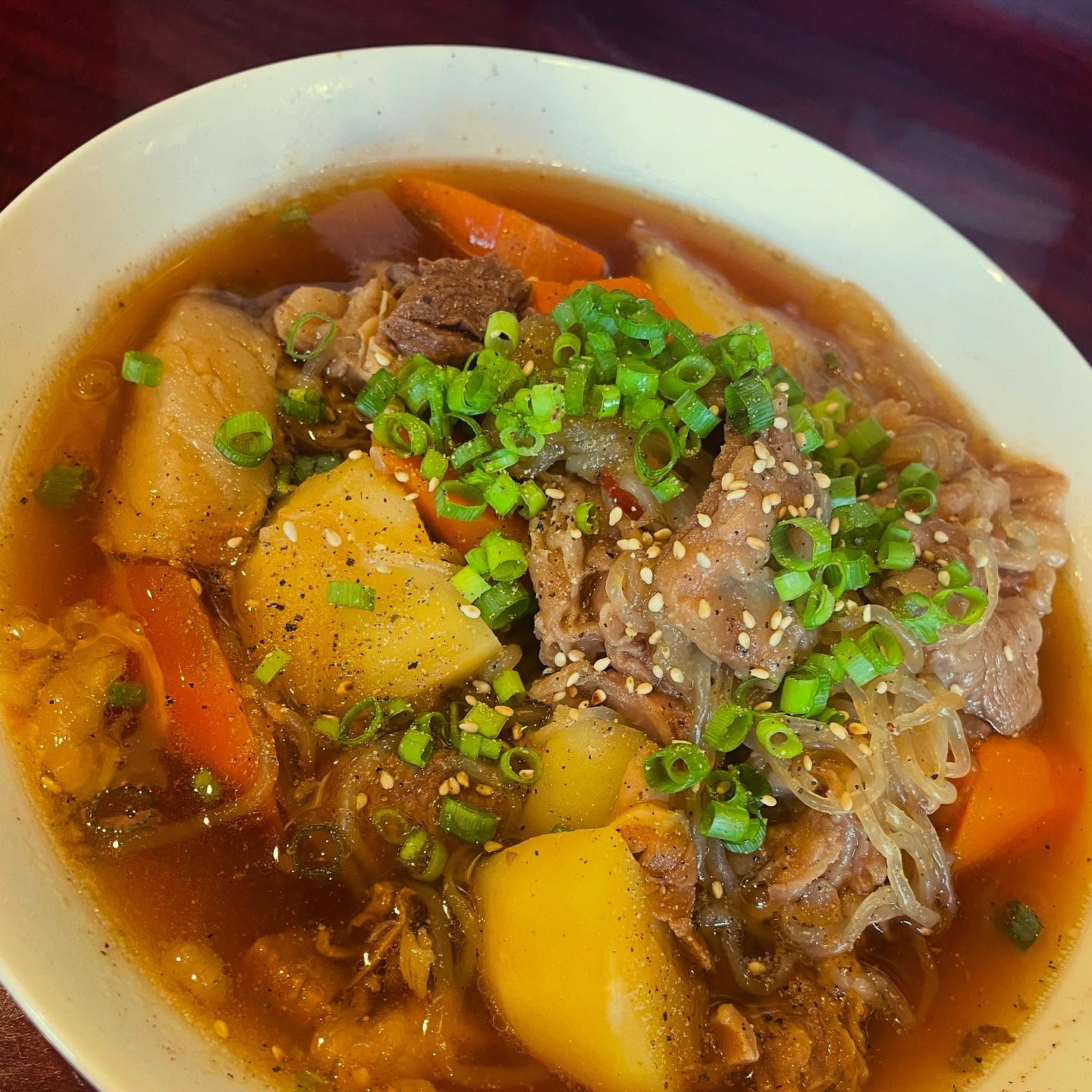 まるさん肉じゃが🥩🥔

明日金曜日〜販売します

牛肉を甘辛く煮て🥰

その出汁で野菜を順番に煮ます

味しみしみですが🥹
煮崩れしていないので
各食材の味わいを楽しんでください

柔らかくなるタイミングが全部違う火入れをした肉じゃが炊き合わせです

夕飯のお供に是非ご利用ください