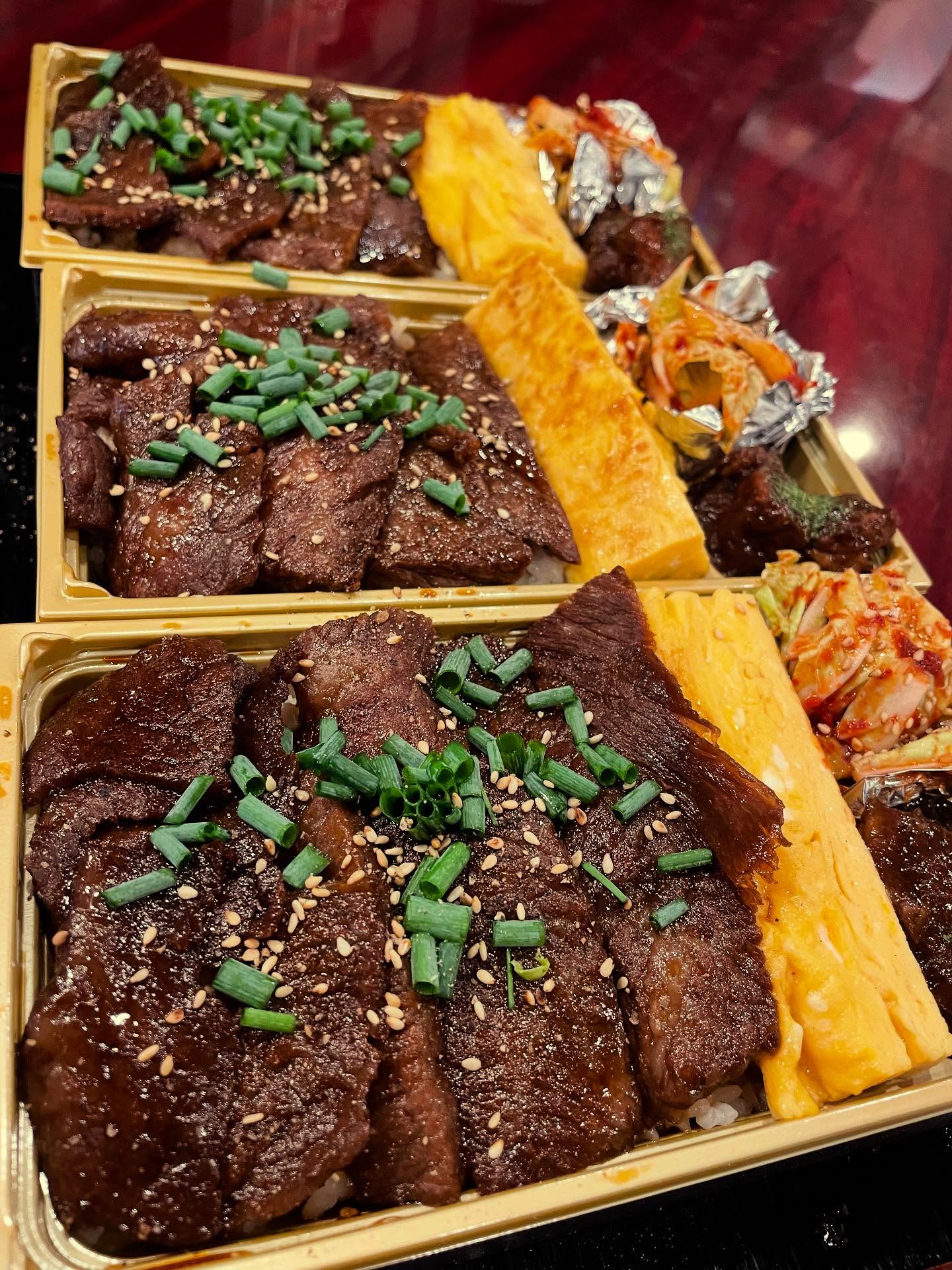 ザブトン弁当が急遽入り
まるさんだし巻き玉子を投入

タイムアタックみたいに作って
意外と楽しかった

間に合えば、夜の当日注文も対応致します
ワンオペの為、来店のお客様優先になりますので、お断りする場合が多いです

お弁当は、事前予約だとスムーズです