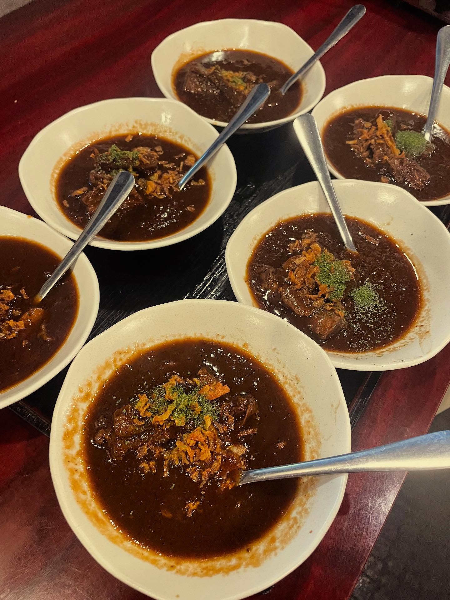 ご紹介から初来店のお客様増えていて🥹
まるさんとても嬉しいです

予算でコース予約のお客様には、好みや苦手も解らないので

まるさん途中で会話からタンシチュー出したり、泣きの1回システムで

食べたいお肉出したりします

もちろん予算内で足りてるかな？
食べたい物なんなんだろ🤔
ってのを知りたい時のみですが

食べ過ぎ飲み過ぎの方には、泣きの1回システムはありません

基本的に好きな物を食べて欲しいので
コミュニケーション取れるお客様は、好み解るまで早いと思います。

コース希望や肉に対しての質問など
お気軽にどうぞ