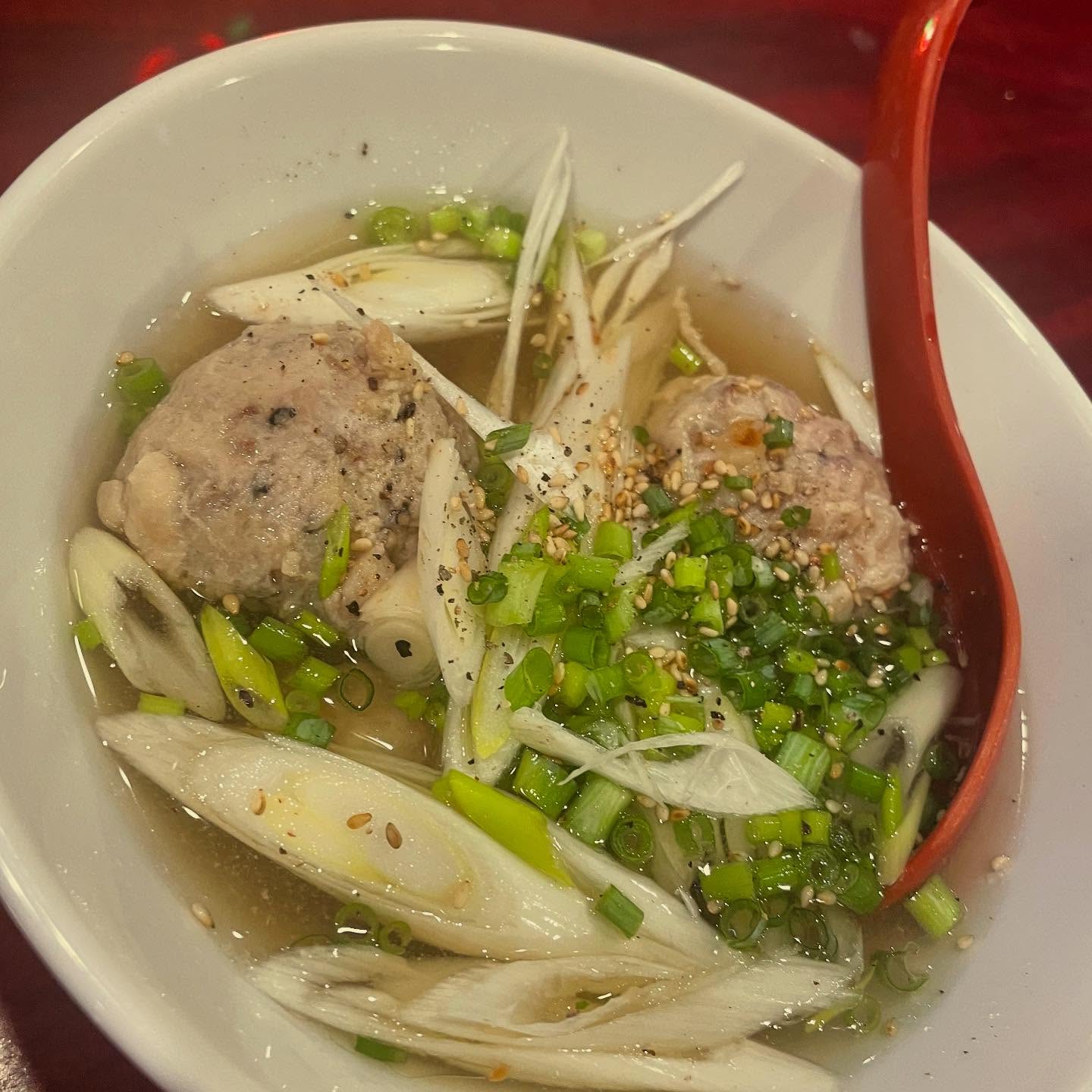 椿苑名物
ゴツゴツ肉玉のかぶりつく牛タンつくね

何度も何度も肉玉煮て️
濃厚な鶏出汁がまた美味いです

お酒のアテ ご飯のお供にも是非お召し上がりください

本日お席余裕あります
ご来店お待ちしております