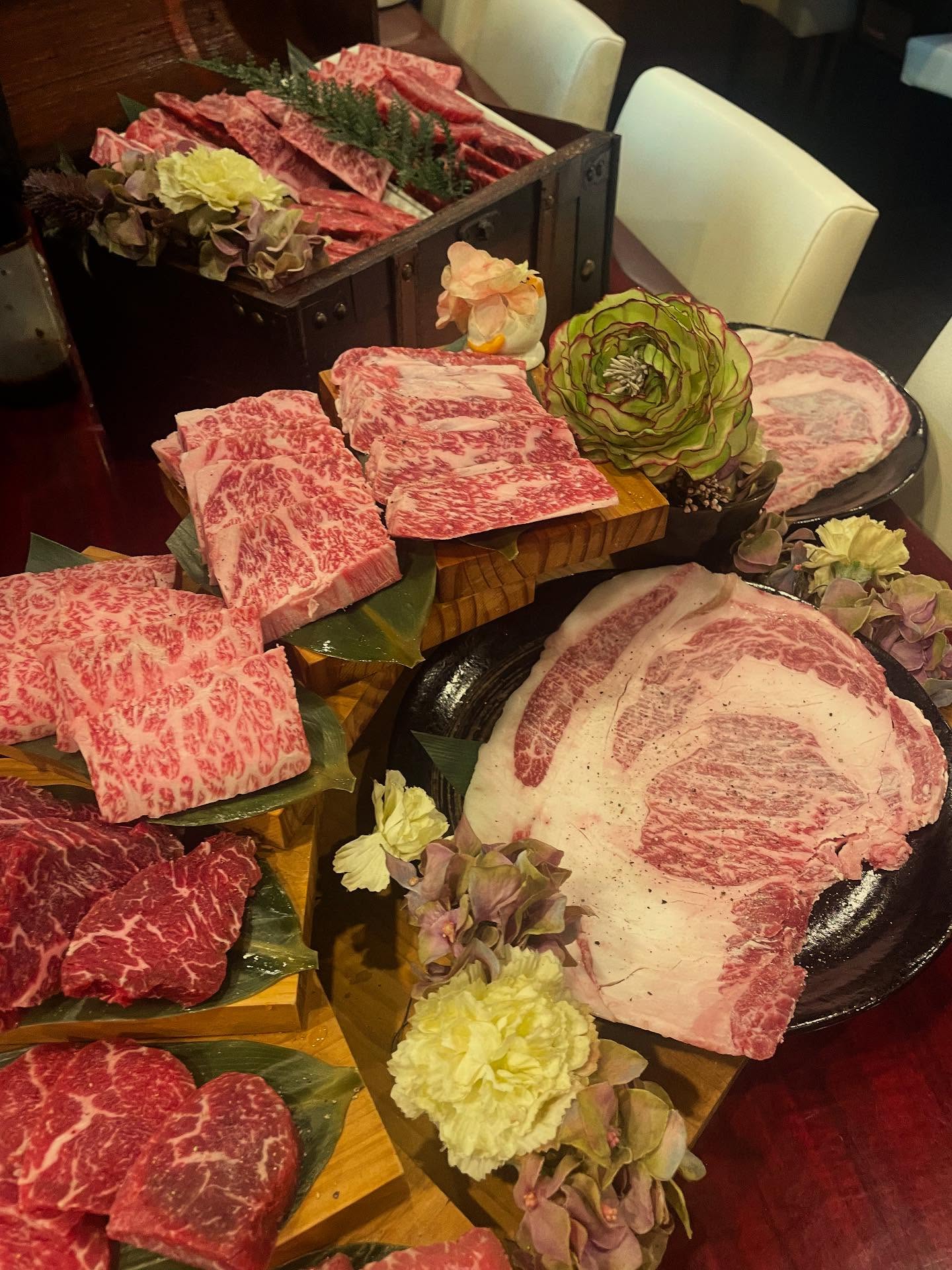 お祝い サプライズに

階段盛りと宝箱盛り

最近毎日ご予約頂き🥹
楽しいお祝いシーンをご一緒に拝見させて頂いてます

笑顔で焼肉🥩‪🥰
してるのを見ていると
とても嬉しい気持ちになります🥹

是非お祝い️などにご利用ください