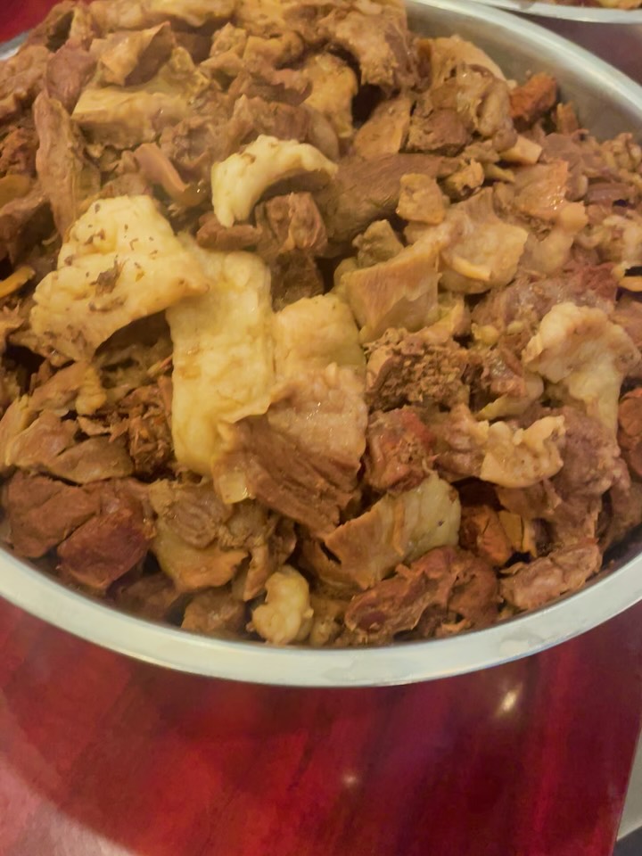 牛肉だらけカレーのできるまで

牛肉だけ柔らかく煮て
一旦取り出し

そのビーフコンソメで野菜を順番に煮ていきます
程よく味が染みたらカレールウ投入

最後に肉を戻して完成

ほんと肉だらけですので
牛肉沢山食べてください