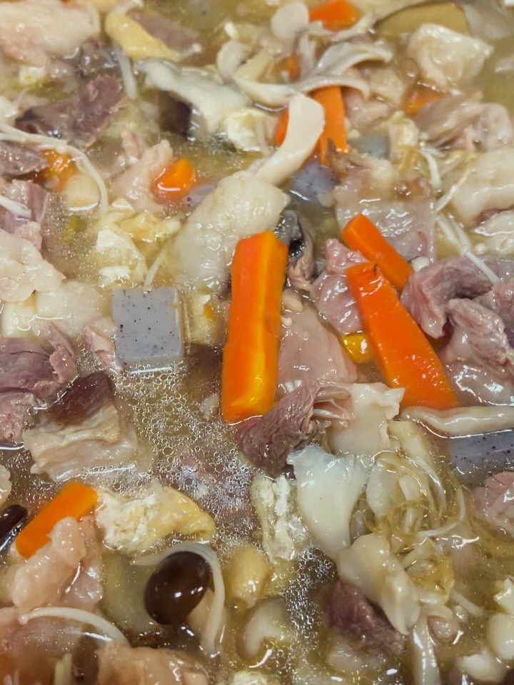 炊き込みご飯の具を

牛出汁だけで一旦煮ました

今回は昼間弁当沢山入って居るので
3昼間牛肉沢山煮た煮汁を足して🥰

かなりしっかり旨みある出汁で仕上げます
ザブトンのスジも沢山入るので🥹
是非金曜日の炊き込みご飯
召し上がってください

まるさんも仕上がりにわくわくすっぞー