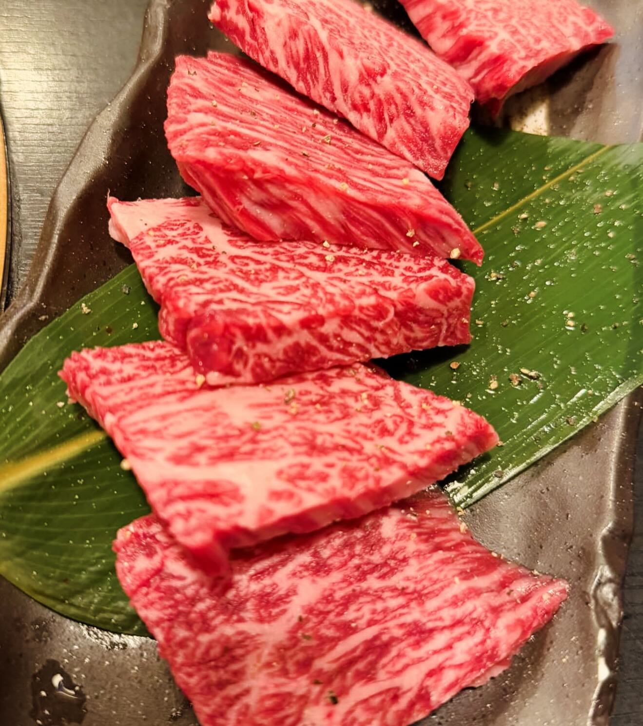 黒毛和牛のカイノミが人気です

カルビの1部ですが、柔らかく程よいサシです

是非召し上がってみてください