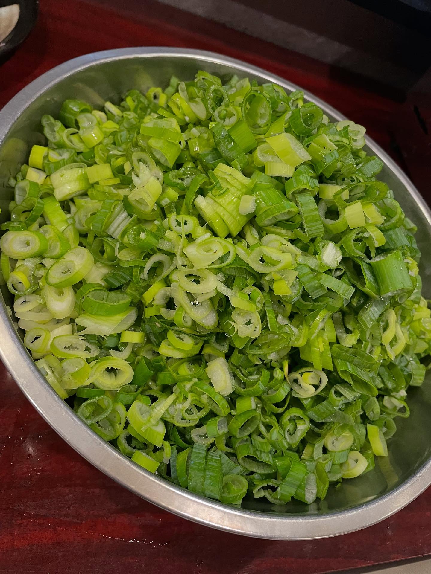 長ネギ1ケース分の青葱

今日は自家製キムチペースト作りますが、
鮮度悪くなる前に1ケース分の葱刻みます

地味に大変です

ニラ も刻み
玉ねぎ🧅りんごはすりおろして
唐辛子と合わせて🌶完成

生野菜や魚介と和えれば
簡単生キムチの出来上がりです

お家でも利用されているので、何かもう1品や味付けの隠し味にご利用ください