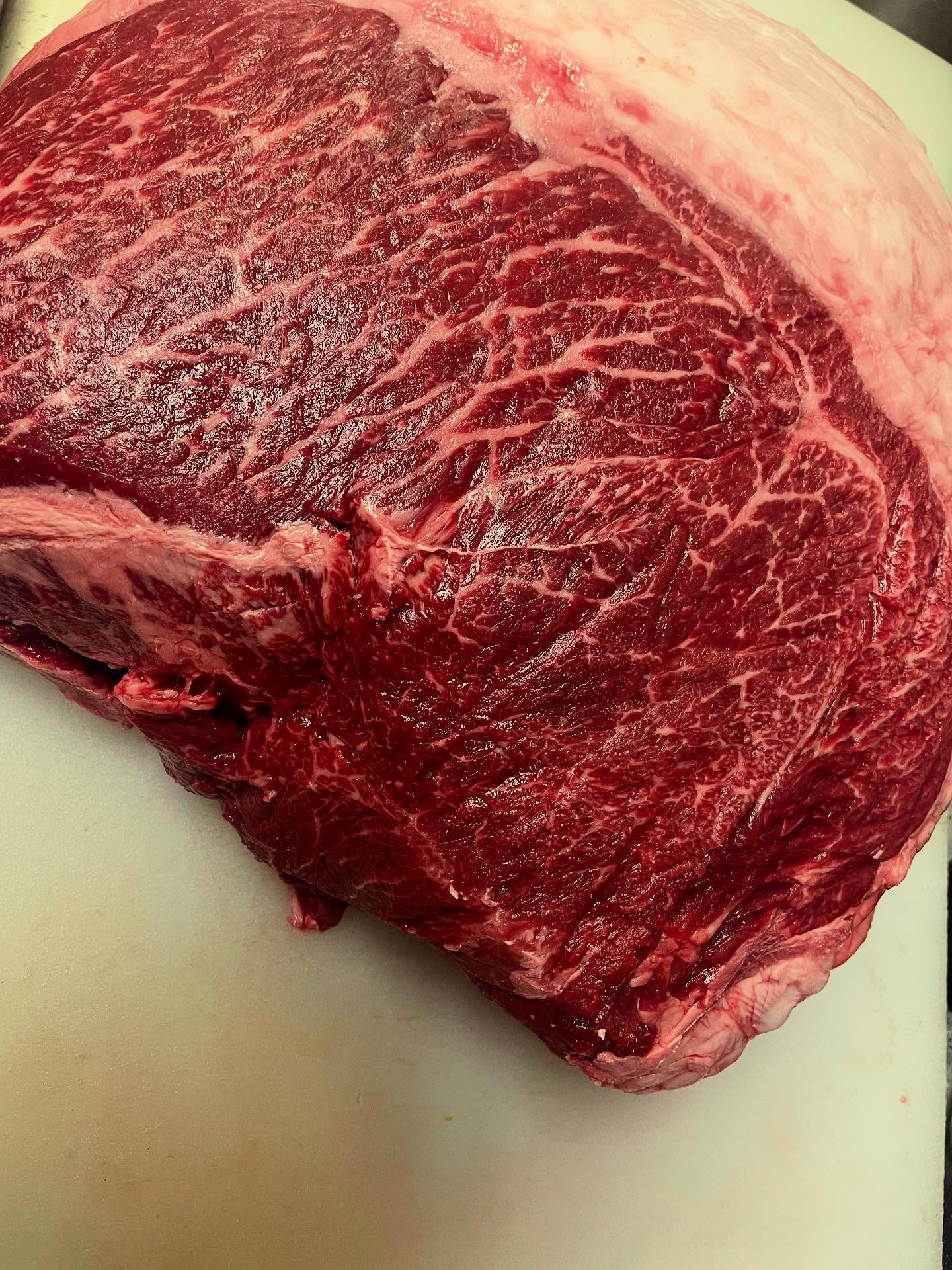 内ももの解体

約13kgありますが、5~6kgのスジや端材肉が出ます

このスジ肉を使って椿苑のカレーを作っています

は来週作りますので、ご希望の方はDMください

中心のお肉は、主に叩きで提供してます

酒にも合う旨みが濃く 噛み締めて味わう赤身の旨みを是非