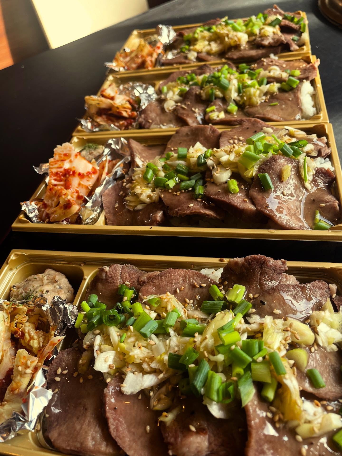 柔らか芯タン葱塩弁当

新 弁当メニュー
全て出ました

柔らかいタンが大好き🥹
という方にはもってこいのお弁当です

今日はお休みですが、お弁当希望のお客様がいらっしゃったので
作りに来ました

まるさんも腹が減ってきた（⊃・¬・⊂）

今日は何を食べようかな