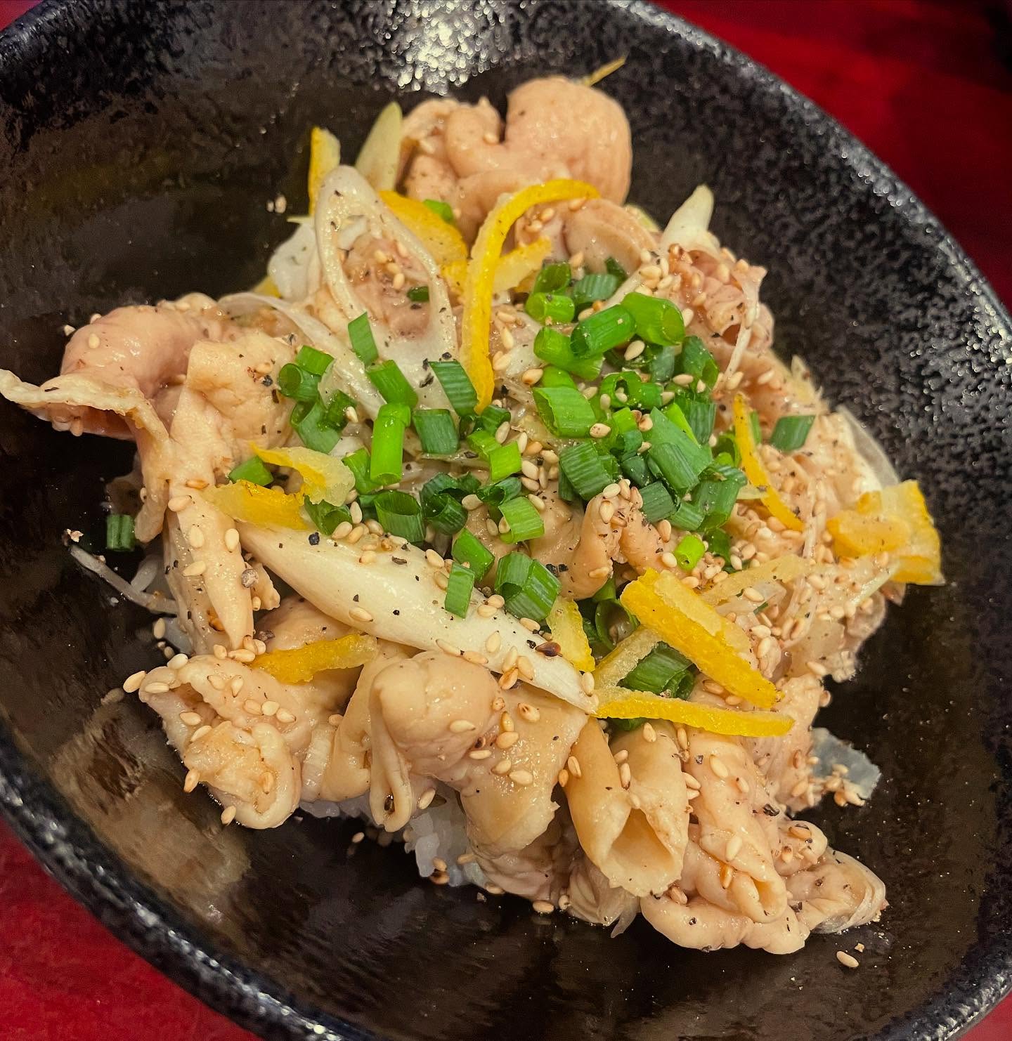 塩もつ煮込みで
ねぎ塩もつ丼
椿苑の人気のテイクアウトメニュー
塩もつ煮込みは、そのまま温めて食べても
鍋風に煮込んでも
余ったら!
ねぎ塩ごま油などで和えて
ご飯物にしても美味いです🥰
是非お試しください
明日は満席となります
今週は、月水が空き多めとなります
ご来店お待ちしております