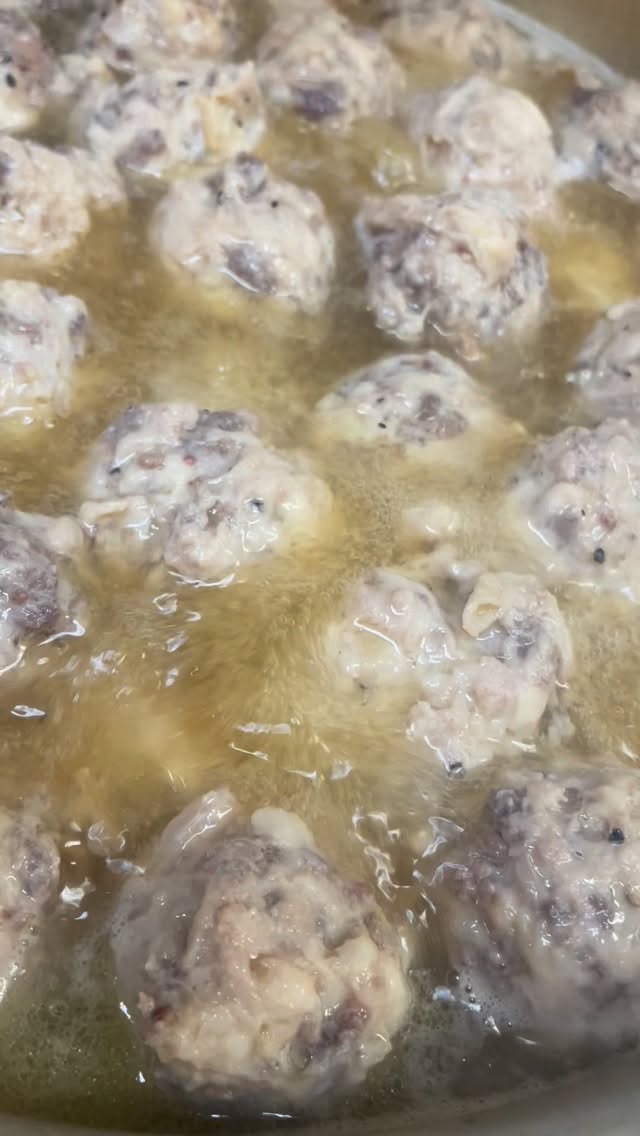 品切れ解除

牛タンつくね復活しました

弁当がたくさん出る為
すぐなくなってしまう

最近日曜日の夜中に夜なべして作ってます

ブリブリジューシー🥰
かぶりつく肉玉

出来たて召し上がってください