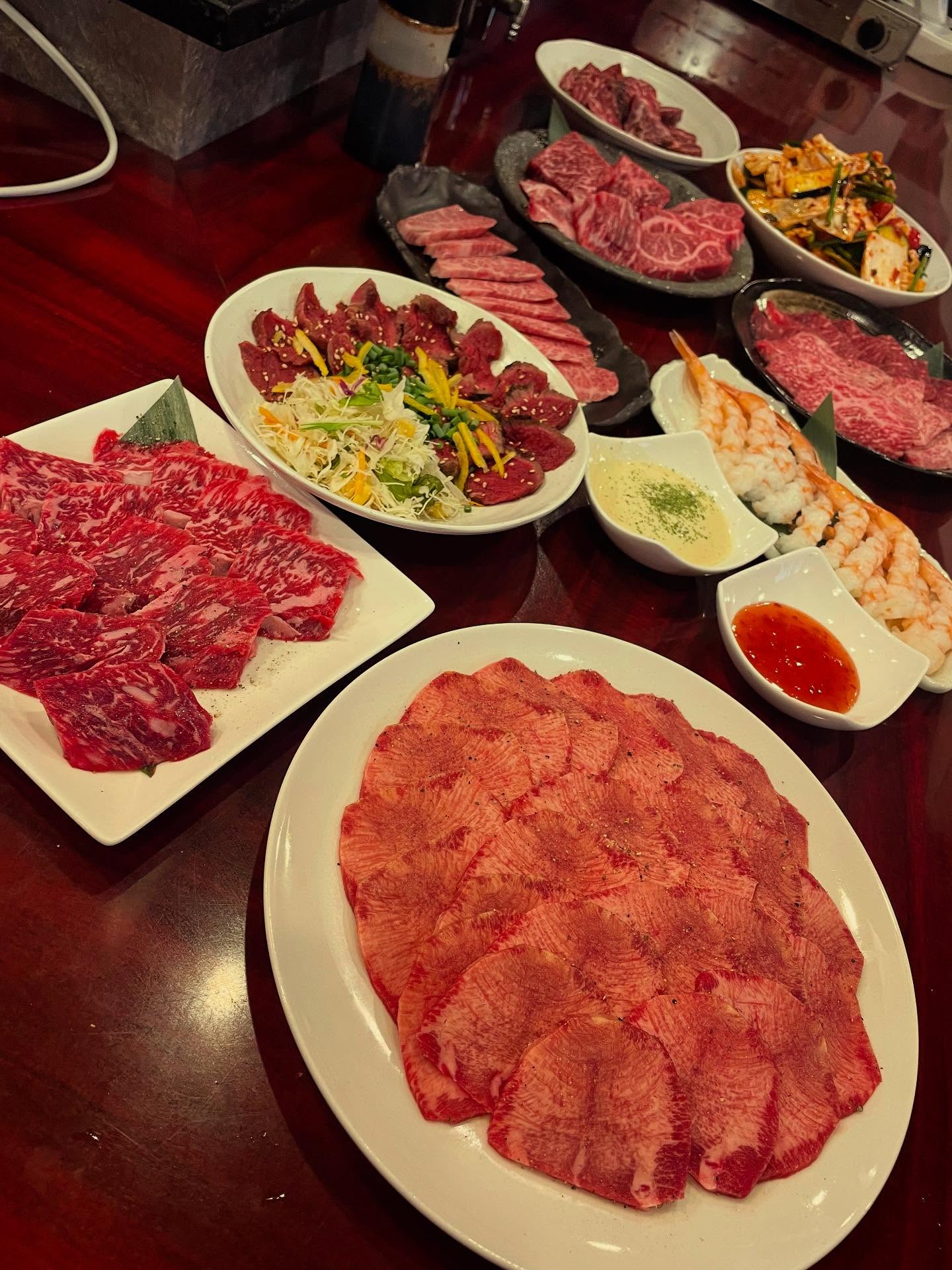 コース料理じゃなくて
好きな物組み合わせてコース風に

忘年会シーズンになりましたが
椿苑は明確なコース料理ってのを用意していません

蟹🦀すきしゃぶや芯タンしゃぶしゃぶなどには飲み放題付ける事も可能ですが

コースでと言われると

ご予算 お好みなど聞いて
なるべく食べたい物食べて頂きたいと思っています

お任せや金額希望などのご要望に合わせて対応させて頂きますので

お気軽にお問い合わせください