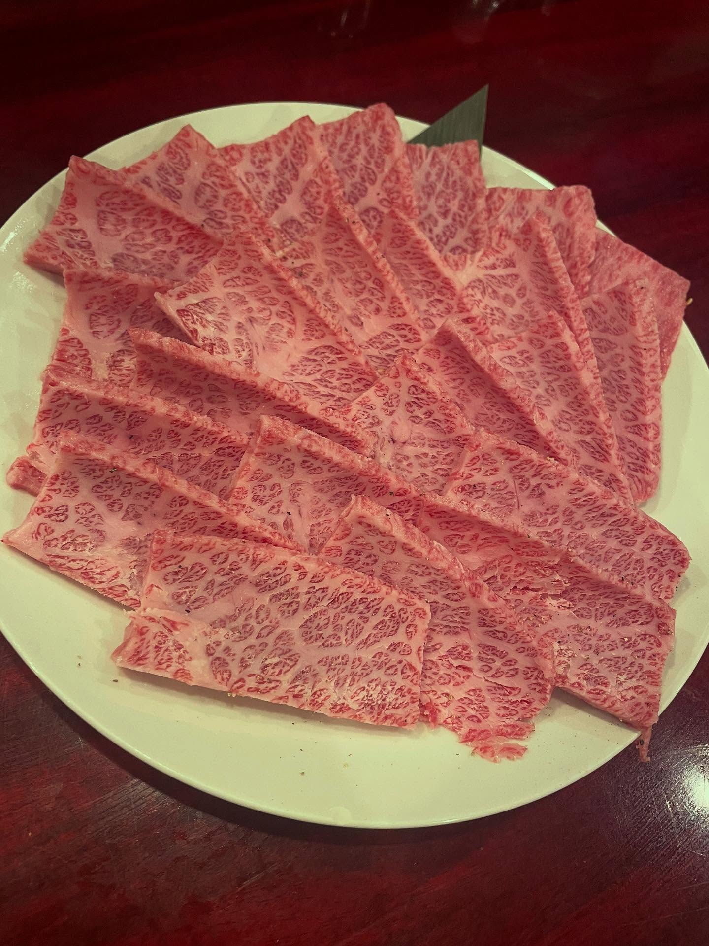 ザブトン大好きなお客様が
前橋から食べに来てくれました

前回もガッツリザブトンでご飯
沢山食べて行かれて満足そうで嬉しかった

一度に3人前とか中々ないので️
まるさんもテンション上がっちゃいました