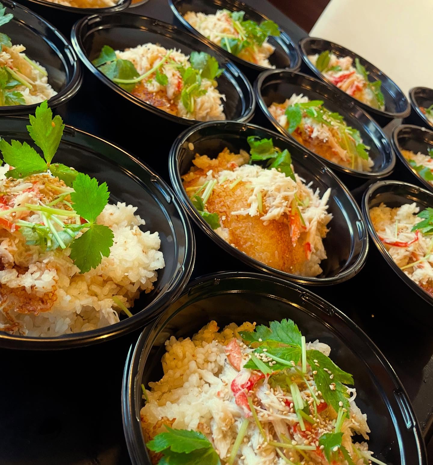 明日25(火)
蟹🦀出汁飯販売します

限定12パック

1パック 700円です

無くなり次第終了メニューですので
ご希望の方はDMお待ちしてます

お渡しは15時～となります。