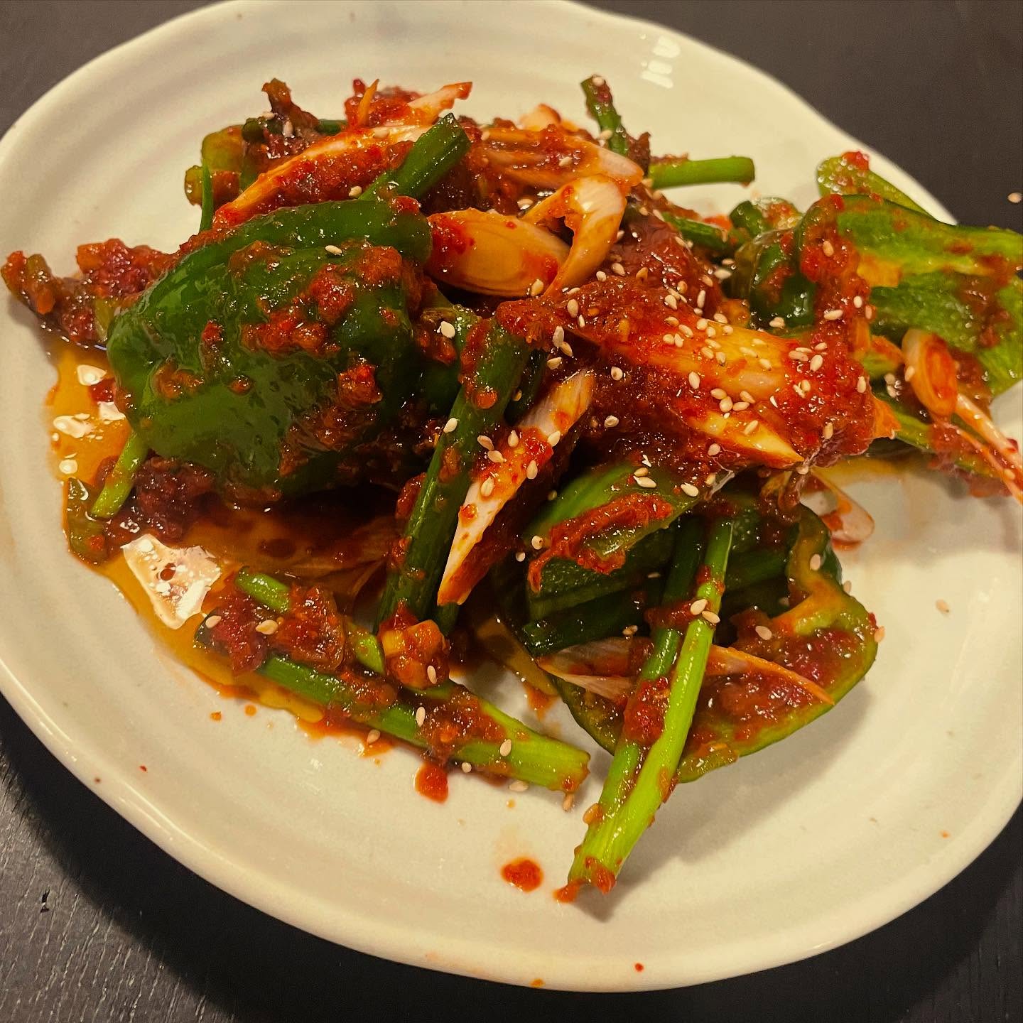 地味に流行って来たリクエスト

キムチ盛り合わせからの
ピーマンと葱だけでキムチ🌶お願いします🥰

すげー生野菜キムチ🌶や海老キムチ🦐
召し上がったお客様のお話

椿苑は、キムチペーストで和えるだけの好きな生野菜や魚介もキムチにできます

色んな野菜を和えた盛り合わせのピーマンが気に入ったらしく🫑

ピーマンと葱だけの生野菜キムチを2回おかわり

更に海老キムチも2回召し上がり
沢山お酒飲んでくださいました

お家でもお刺身や
湯掻いたお好みのお肉なども🥩
キムチの素で和えて

お酒のアテにされる方も多いです

自家製キムチペーストは、テイクアウトも可能ですので
お好みの食材と和えてみてください🥰