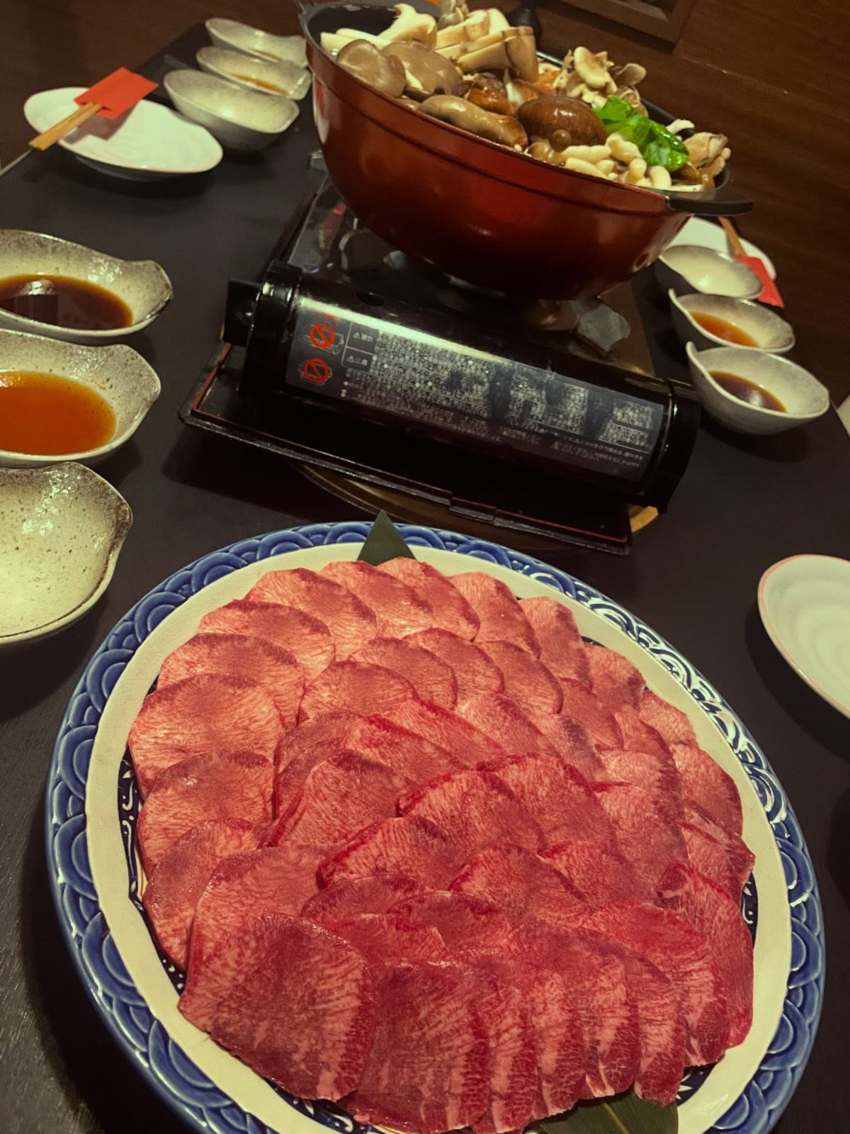 芯タンしゃぶしゃぶ

出汁でしゃぶしゃぶし
更に美味出汁や柚子ポン酢につけて食べる🥰
タンのやわらかさと旨味をより感じる食べ方です

牛タン好きの方からリピート続出中

寒くなって来たので
温まりながら美味しい出汁と牛タン楽しんでください

追加で
海老🦐やリブロースしゃぶしゃぶするのもおすすめです