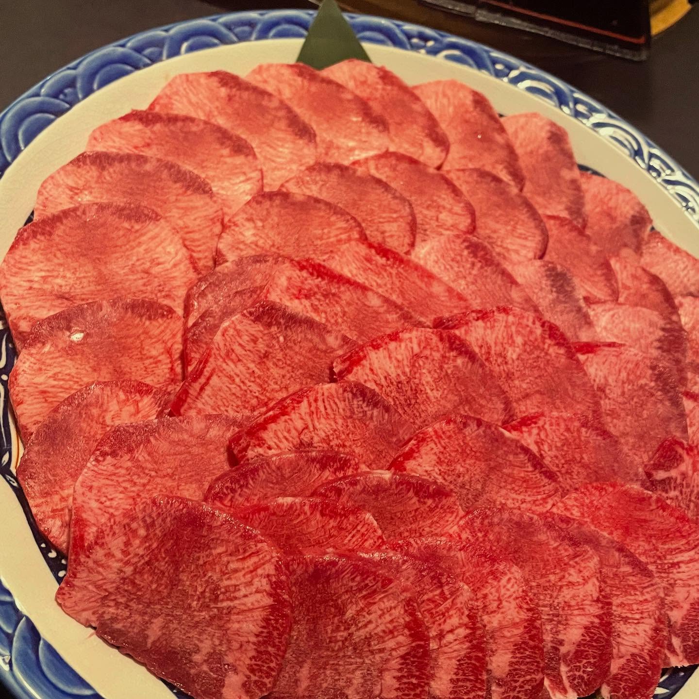 芯タンしゃぶしゃぶのご予約が増えてます

出汁でしゃぶしゃぶし
更に濃い美味出汁や柚子ポン酢につけて食べる🥰

牛タンの柔らかさと旨味をしっかり感じられるお鍋です

寒くなって来たので️
温まって楽しい会話してください