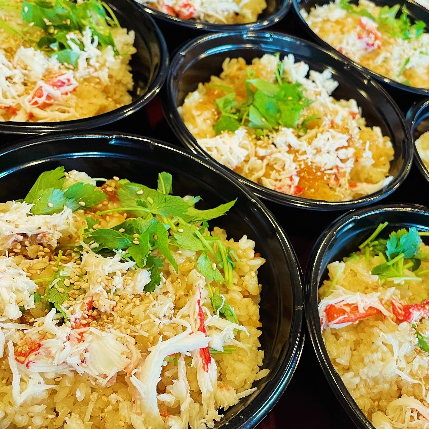 明日14日 金曜日
蟹🦀出汁飯販売します

1パック700円

10パックのみ限定販売です

なくなり次第終了メニューです

ご希望の方は連絡お待ちしてます

たっぷりの蟹肩煮出して🦀
旨味たっぷりの蟹出汁で炊きあげます
是非お召し上がりください