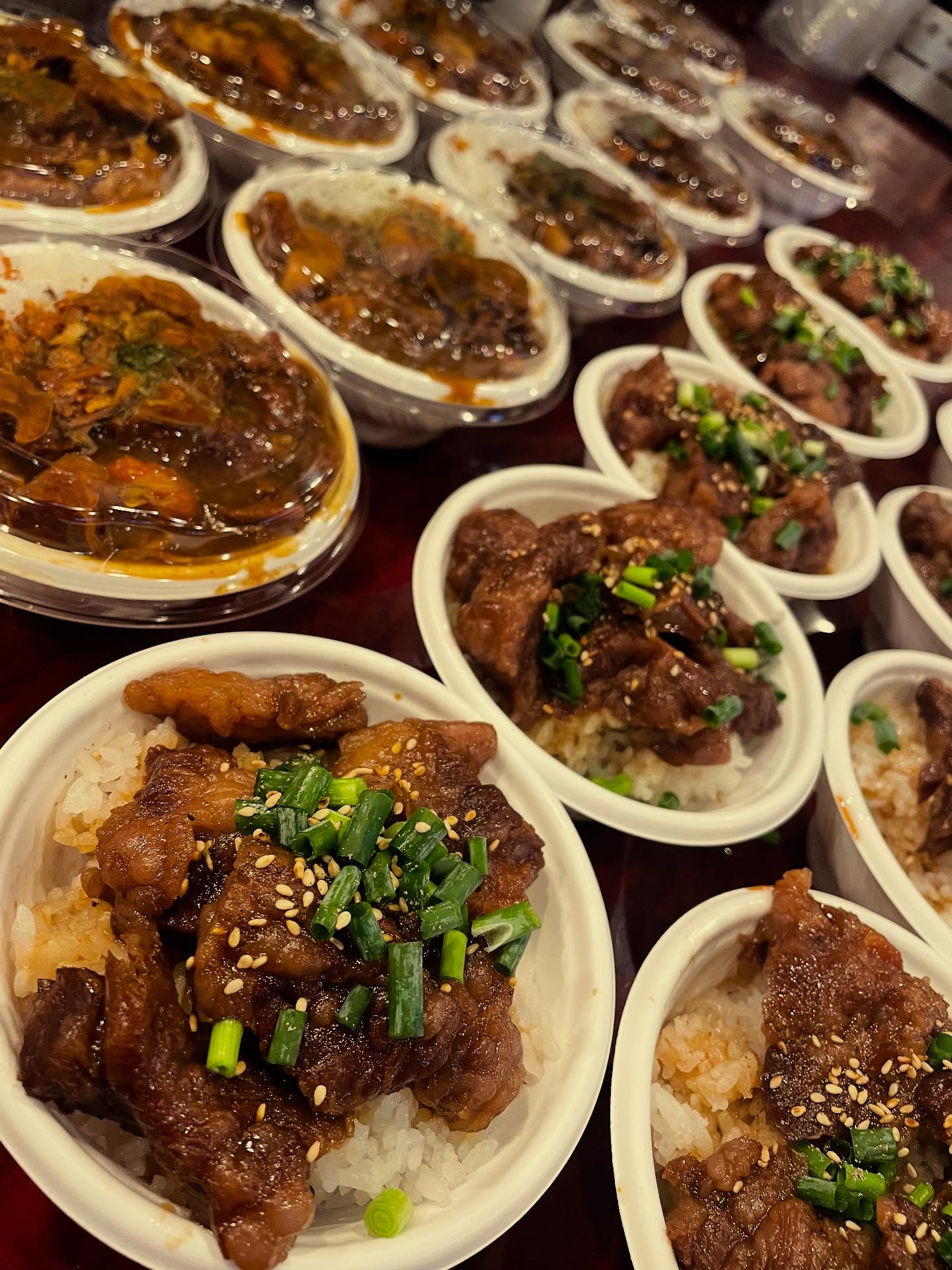 昨日 今日と
お客様のスナックミキティ様から
周年のお客様へのお料理
肉厚カルビ丼
カレー丼

のご注文

お祝い️なので

肉もりもりで作りました

ご希望ありましたら、ミニ丼や振る舞い料理なども
ご希望に沿ってご用意致します

お気軽にご相談ください