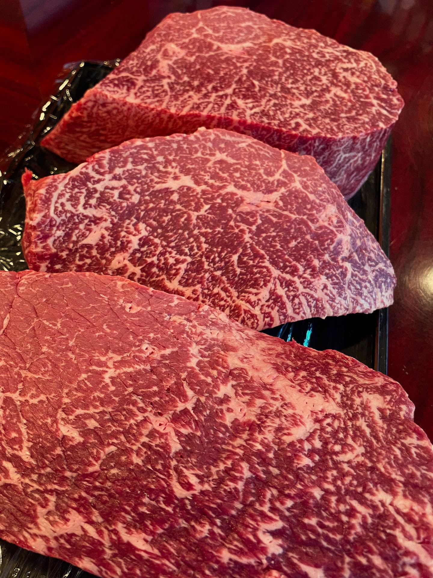 黒毛和牛の内もも🥹

良きサシです🥰
叩きで酒のアテに