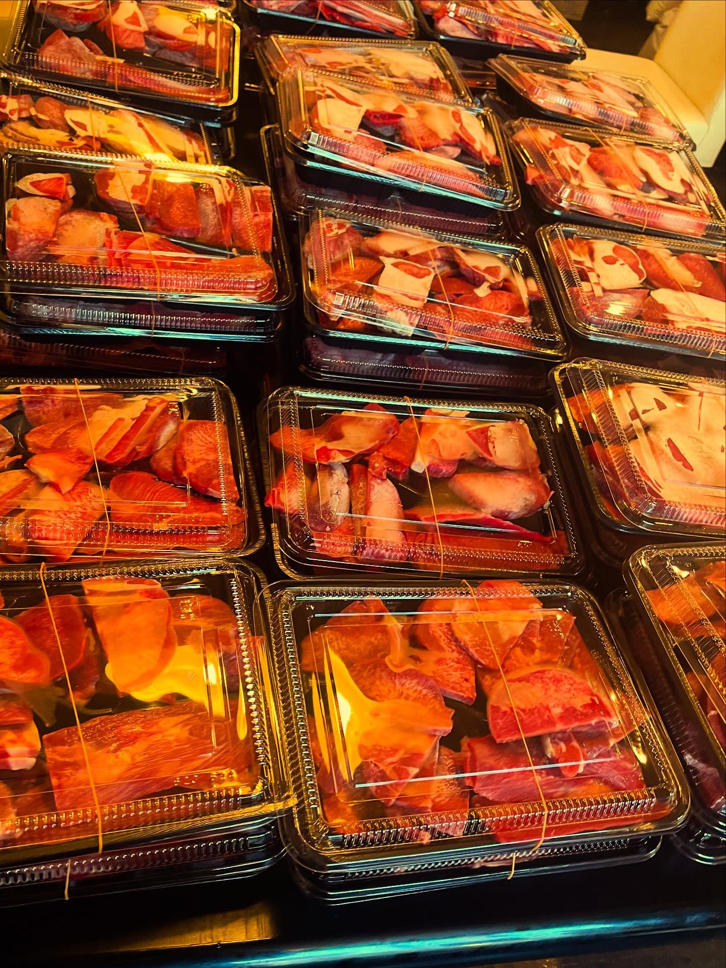 12月のタン祭りは
Xmas週22(月)23(火)24(水)に行います
Xmasも絡むので
タンシチューメインで沢山用意しました
事前予約受付中です
今回 牛タン中落ち30パック
300~400g
通常約3000円→1000円
タンシチュー50パック(1キロ入)
通常1944円→1000円
お渡しは14時~
お会計は現金のみとなりますので
よろしくお願いします。