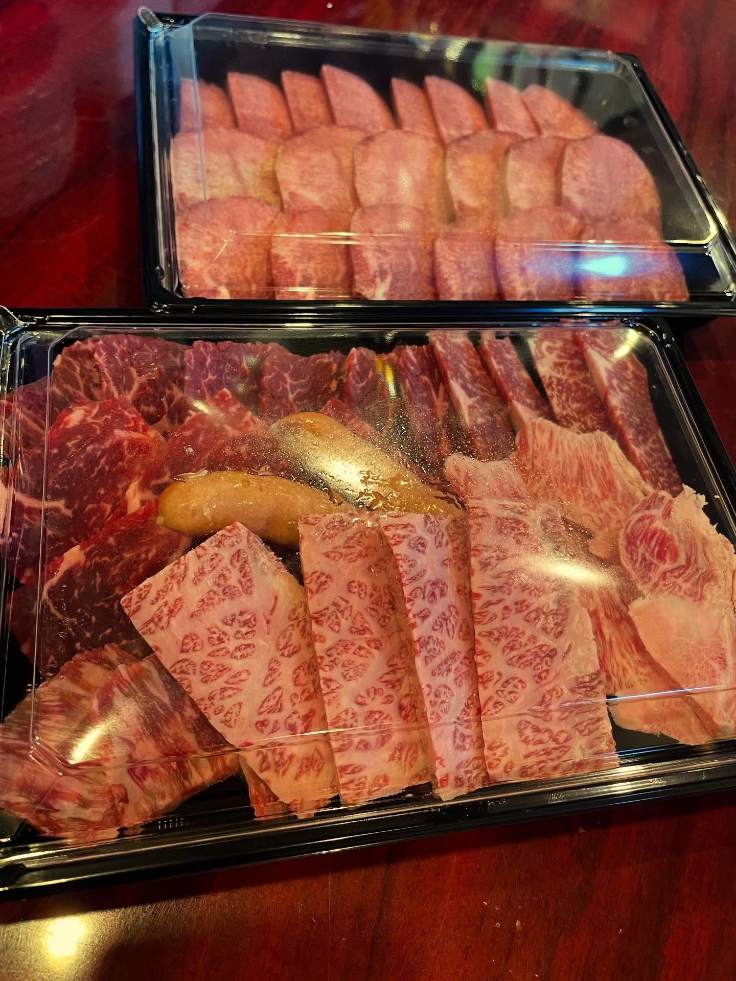 仙台まで行ってらっしゃい

常連様のご両親へのプレゼント配送

とても素敵だと思います

年末毎日朝から忙しいですが

お家焼肉のテイクアウトもやっていますので

ご希望の方はDMください